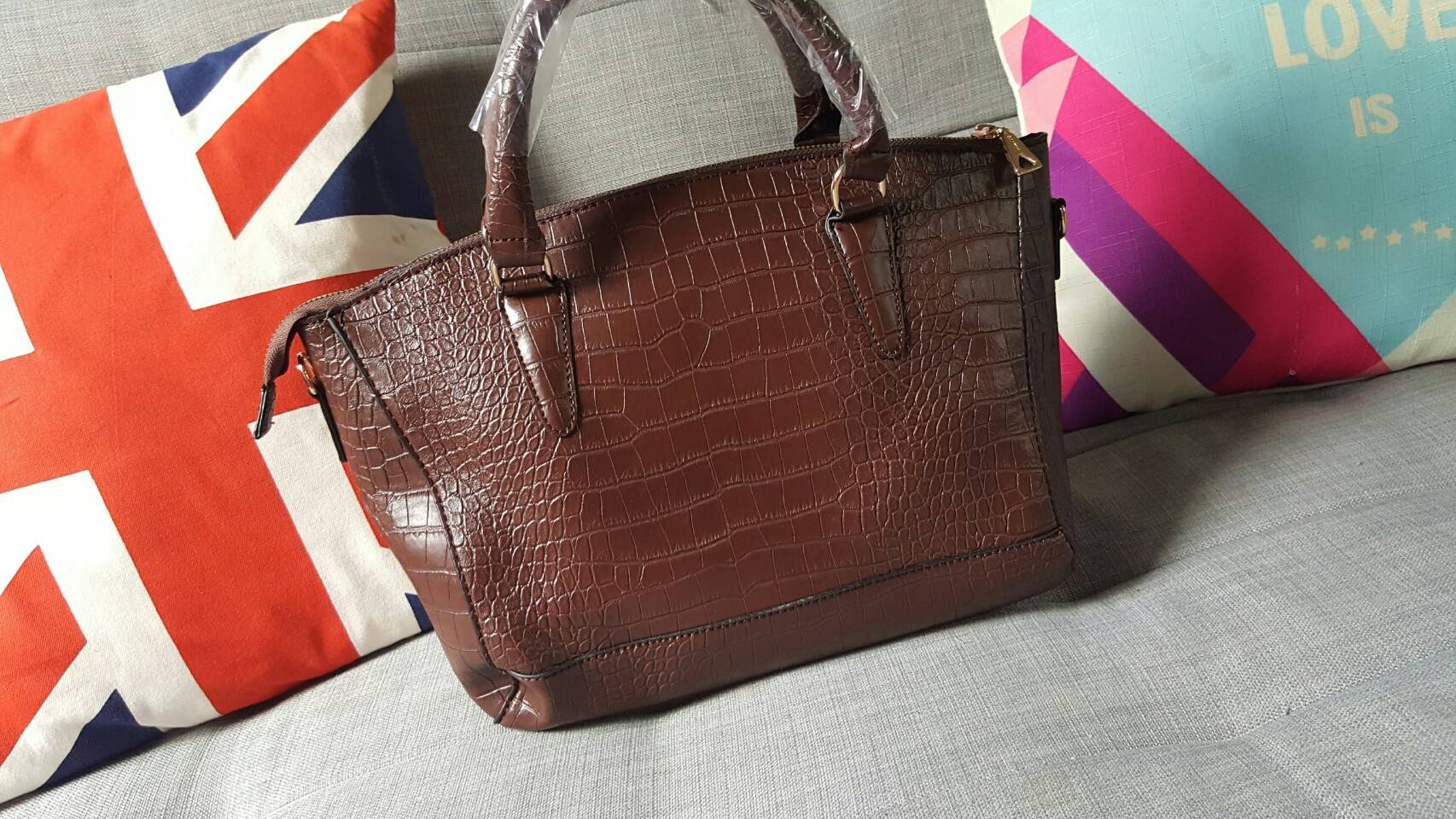 Mango touch croc tote bag กระเป๋าสะพายสุดคลาสิค ทรงสุดหรู New Collection ยี่ห้อ MANGO TOUCH แท้ รุ่น Croc Tote Bag วัสดุหนังลายปั๊ม หนังจระเข้ ตั้งอยู่ทรงสวย อะไหล่ทองทั้งใบออกแบบหนังแบนเวลาวาง แต่งให้หรู ด้วยอะไหล่ทอง ทั้งใบ มาพร้อมสายสะพายยาวปรับได้ค่ะ 