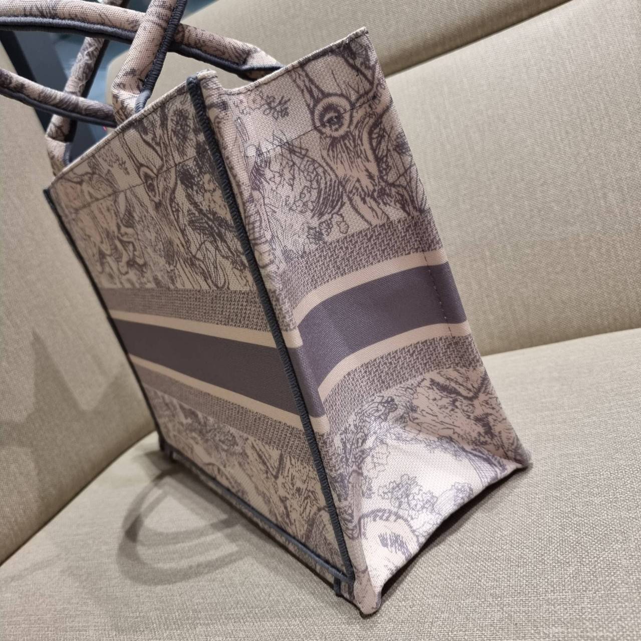 VIP 】HOT ARRIVAL!! DIOR CD SHOPPING BAG WITH GWP กระเป๋าทรงช้อปปิ้งใบใหญ่ จุใจ!! พรีเมี่ยมกิ๊ฟรุ่นดับเบิ้ลฮอต ดีไซน์คลาสสิควินเทจ สวยหรู วัสดุผ้าแคนวาสลายกราฟฟิค ภายในโล่งกว้างมากๆ ใส่ของจุสุดๆ โน้ตบุ้ค ไอแพด กระเป๋าสตางค์ มือถือ หรือเสื้อผ้ายังได้ สะพายค