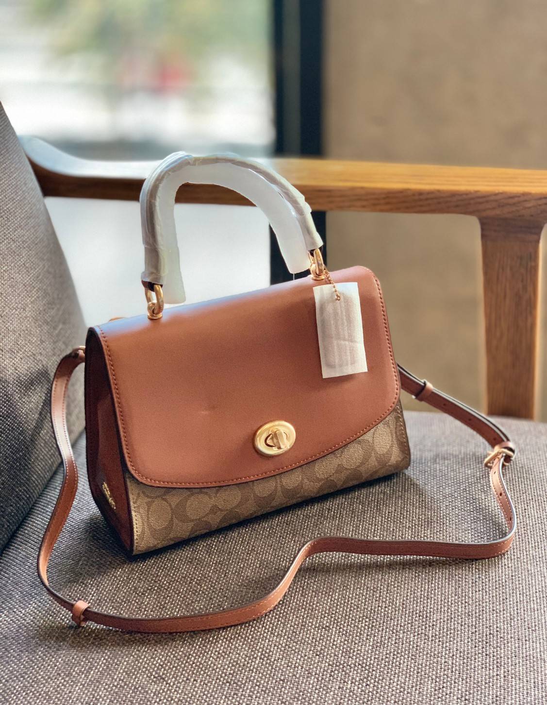 สวย หรู ดูดี รุ่นนี้กัยเลยค่า!! COACH TILLY TOP HANDLE SATCHEL IN SIGNATURE ((76620)) พร้อมส่งความสวย ห้ามพลาดค่ะ! กระเป๋าหิ้ว//คล้องมือ//สะพายข้างได้ ทรงสวย หนังแท้เรียบ+ลายCได้สวยงามค่ะ เปิดปิดกระเป๋าแบบหมุนล็อค ภายในมีช่องหลักใส่ของ2ช่อง สามารถใส่กระเป