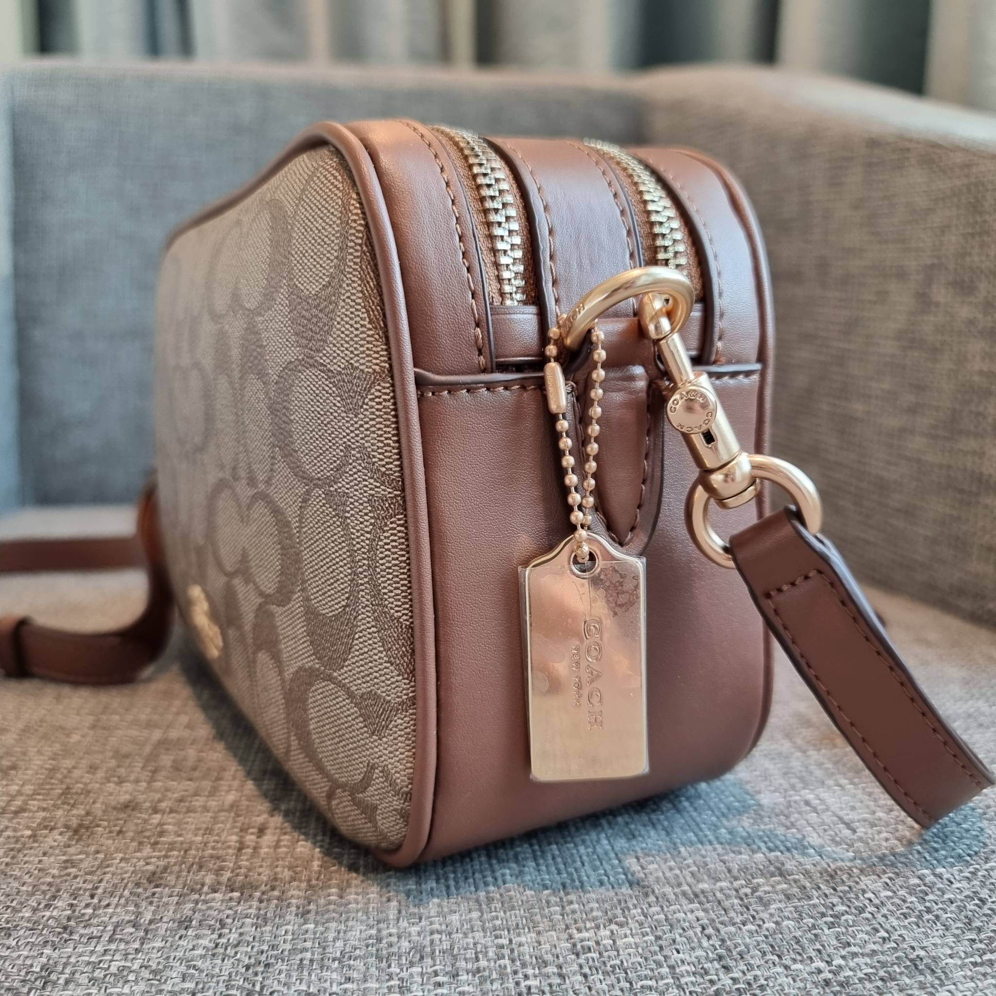 OUTLET 】COACH F68168 JES CROSSBODY IN SIGNATURE CANVAS รุ่นยอดฮิต!! กระเป๋าสะพายข้าง รุ่น 2 ซิป ใบใหญ่จุใจ สีคลาสสิคขายดี!! วัสดุหนังแคนวาสเคลือบลาย เปิด-ปิดด้วยซิป 2 ช่องหลัก ใช้งานง่าย ทรงสวยมากๆรุ่นนี้ มาพร้อมสายสะพาย crossbody ปรับได้ตามตัว ภายในใส่ขอ