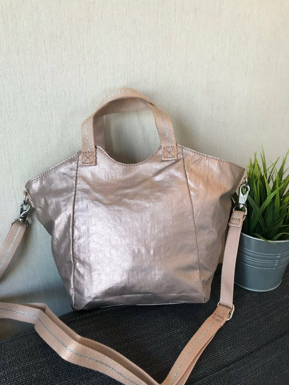 Kipling Small Cross-Body Bag รุ่นMayday อีกหนึ่งคอลเลคชั่นที่น่าสนใจ ขนาดกำลังพอดี น้ำหนักเบา เปิดปิดด้วยซิปเดียว ภายในใส่มินิไอแพค กระเป๋าสตางค์ หรือของใช้จุกจิกได้เยอะเพิ่มสายสะพายปรับสั้นยาวและถอดออกได้ ประดับด้วยลิงเป็นสัญลักษณ์ น่ารักใสๆอีกหนึ่งรุ่นท