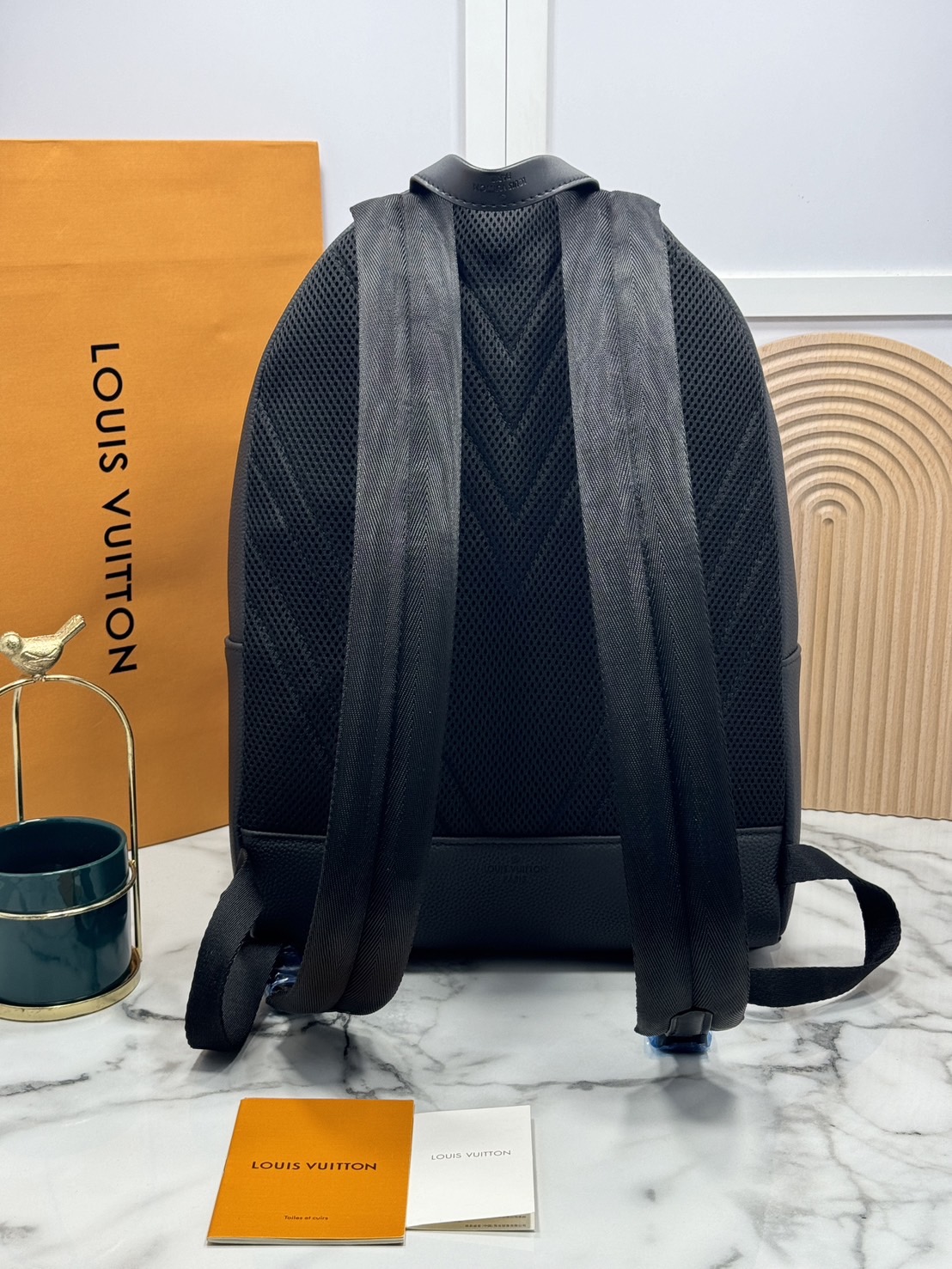 LV Takeoff Backpack กระเป๋าเป้สะพายหลัง สีดำเต็มใบหรูหราแบบเรียบง่าย ตกแต่งด้วยตัวอักษร “LV” โลหะสีดำด้าน ช่องหลักที่กว้างขวาง เหมาะสำหรับการเดินทางในวันหยุดสุดสัปดาห์หรือวันพักผ่อนสบายๆ 🤍 เกรดท็อปออริจินอล 1:1 เกรดดีสุด