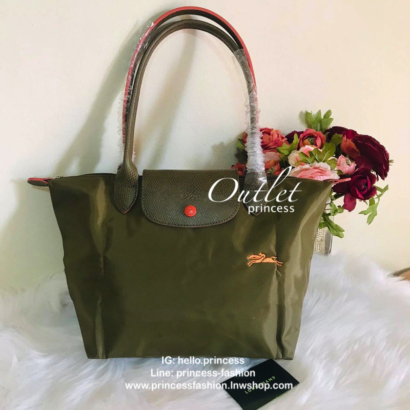 Size : M Longchamp Le Pliage Club Tote Bag กระเป๋าสะพายรุ่นยอดนิยม วัสดุเนื้อผ้า Nylon Canvas เคลือบกันนำ้ ตัดด้วยหนังแท้ น้ำหนักเบา ดีไซน์เรียบง่ายแต่เต็มไปด้วยความคลาสสิก เป็นที่ชื่นชอบไปทั่วโลก Longchamp ปรับโฉม LE PLIAGE ด้วยการปักลายรูปม้า-ตราสัญลักษ