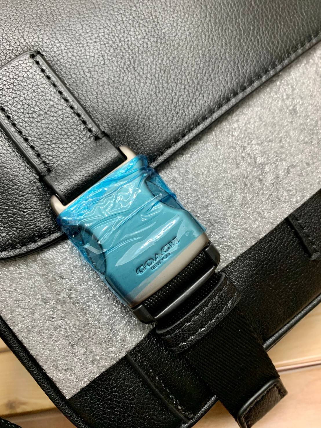 ลุคคือดูดีมากๆ ต้อนรับปีใหม่นี้กันค่า😘 COACH TRACK CROSSBODY ((2715)) เข้าใหม่อีกหนึ่งสี พร้อมส่งที่ไทย ใหม่ล่าสุดค่ะ! กระเป๋าสะพายครอสบอดี้ร์หรือสะพายข้าง หนังแท้ชั้นดีที่สุด หนังนิ่มเรียบสวยมากๆค่ะ ด้านหน้าเย็บป้ายหนังโลโก้แบรนด์ เปิดปิดกระเป๋าแ