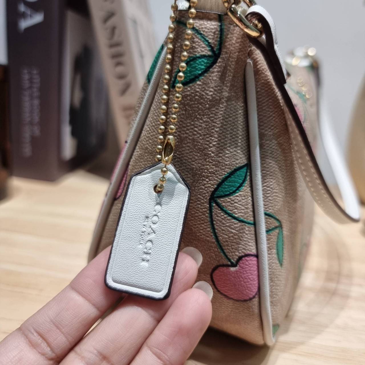 COACH F58321 TOP HANDLE POUCH คอลเลคชั่นสุดฮิต กับดีไซน์ใหม่ น่ารักน่าใช้ทุกแบบ กระเป๋าพอชทรงใช้งานง่าย สะดวก กะทัดรัด วัสดุหนังแคนวาสเคลือบคุณภาพ มาพร้อมสายคล้องในตัว และสายสะพาย crossbody ปรับเปลี่ยนได้ตามสไตล์ อีกหนึ่งไอเท็มที่สาวๆต้องมี ในราคาสุดคุ้ม 