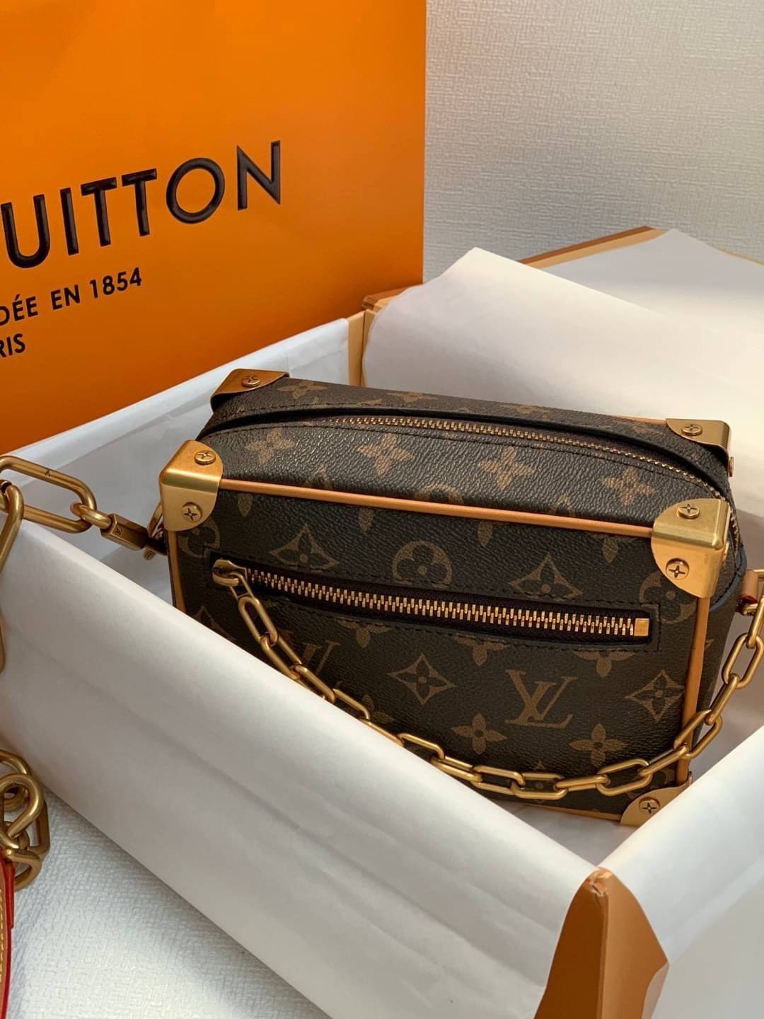 พรีเมี่ยมกิ๊ฟแท้ 100% 】หนังแท้ ไซส์มินิ สวย เท่ห์ รุ่นหายากมาก LOUIS VUITTON Mini Soft Trunk in Monogram Legacy Brown in Coated Canvas/Leather with Aged Gold-tone