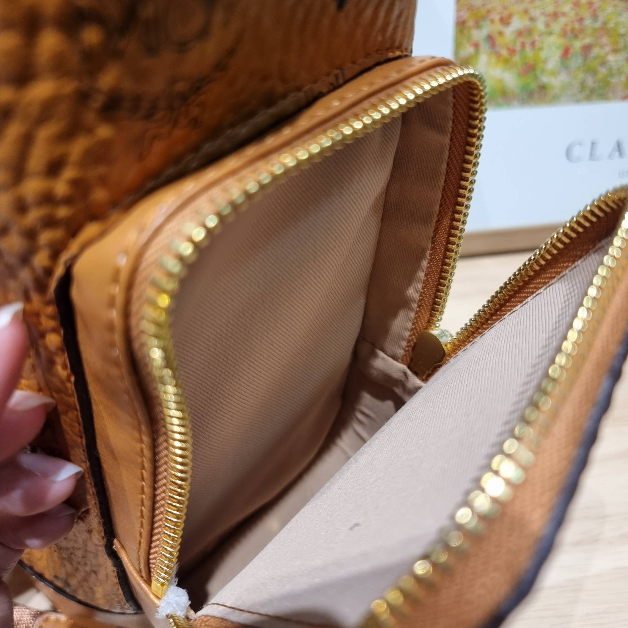 M.C.M SMALL BRANDENBURG BACKPACK IN VISETOS อีกหนึ่งไอเท็ม เอาใจสายเที่ยวแบบจัดหนัก ไม่รู้จะมีใบไหนคุ้มได้มากกว่านี้อีกแล้ว กระเป๋าเป้ใบใหญ่กำลังดี ดีไซน์ไม่ซ้ำใคร ฟังก์ชั่นการใช้งานตอบโจทย์หลายๆคนแน่นอน