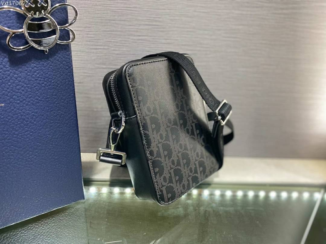 Dior World Tour Vertical / DIOR WORLD TOUR OBLIQUE GALAXY LEATHER MESSENGER POUCH BAG / Dior Pouch With Strap Oblique Galaxy Calfskin เกรดเทพออริจินอล หนังแท้ ภาพถ่ายจากสินค้าจริง ใช้งานต่างประเทศได้