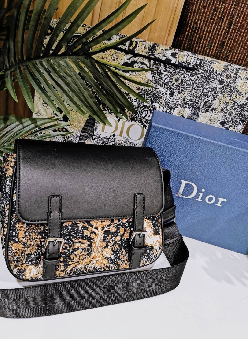 CHRISTIAN DIOR MESSENGER BAG GIFT WITH PURCHASE (GWP) พรีเมี่ยมกิ้ฟรุ่น Limited จาก DIOR DUTYFREE COUNTER ดีไซน์ทรงสี่เหลี่ยมขึ้นลาย Dior สวยหรูดูดีโดดเด่นเป็นเอกลักษณ์ เปิดปิดด้วยฝาปิดกระดุมแม่เหล็ก ภายในโล่งมีโลโก้และช่องซิปใส่มือถือ กระเป๋าสตางค์ยาว ขอ