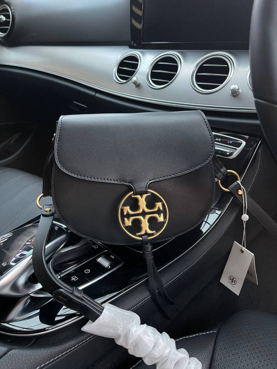 Tory Burch Miller Metal Saddle Bag กระเป๋าที่ใช้เป็น Everyday Bag ก็คือสามารถใช้งานได้บ่อยครั้งและสามารถสะพายไปทำกิจกรรมต่าง ๆ