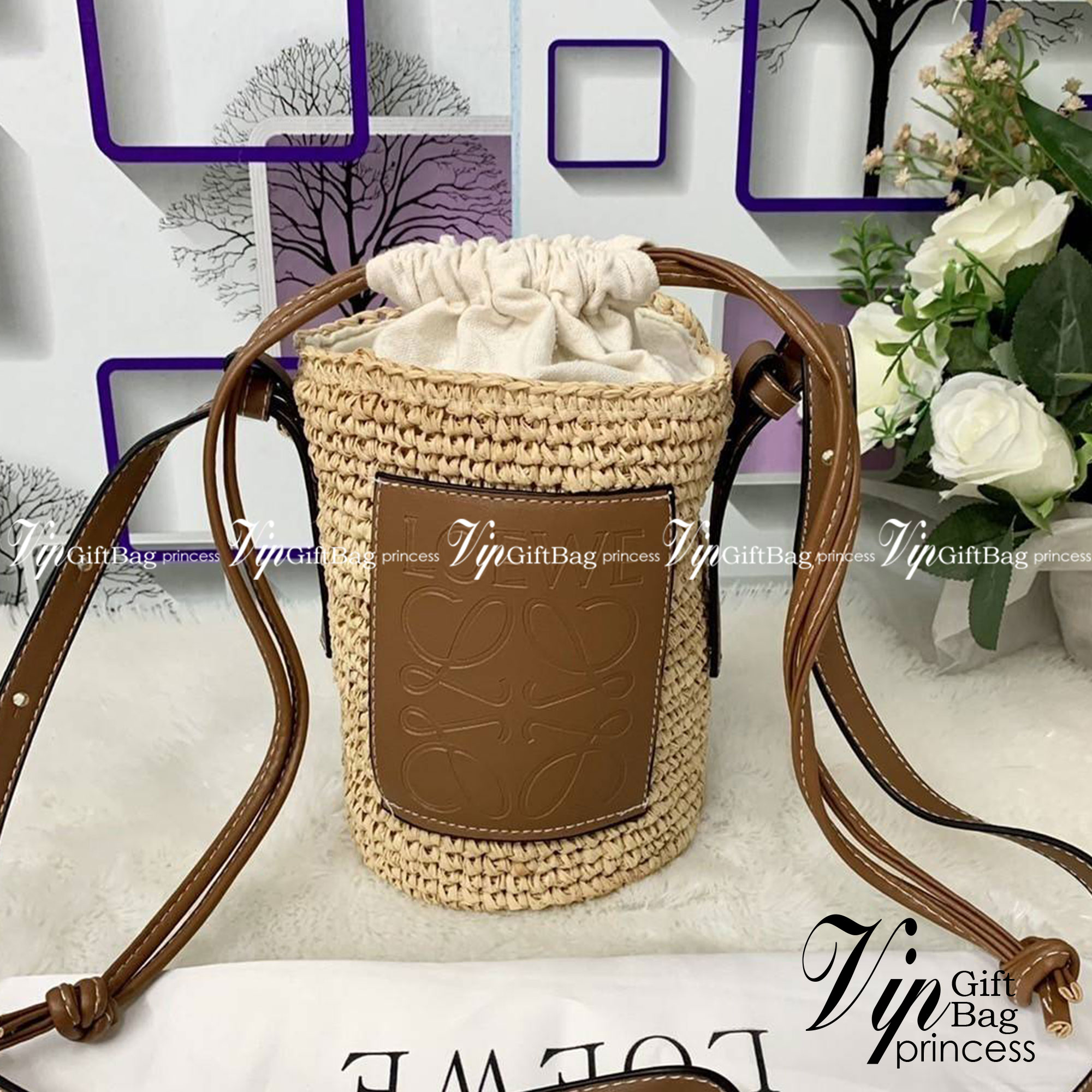 Loewe Bucket Bag / Loewe raffia and hemp bucket bag วัสดุ Textile Canvas & CalfSkin เป็นการนำวัสดุธรรมชาติมาสังเคราะห์หรือทอจนเป็นเนื้อเดียวกันคล้ายงานสาน มีความวินเทจในตัว น้ำหนักเบา ดูแลรักษาง่าย เหมาะกับยุคสมัยที่เข้ากับธรรมชาติและต้องการความคล่องตัว เ