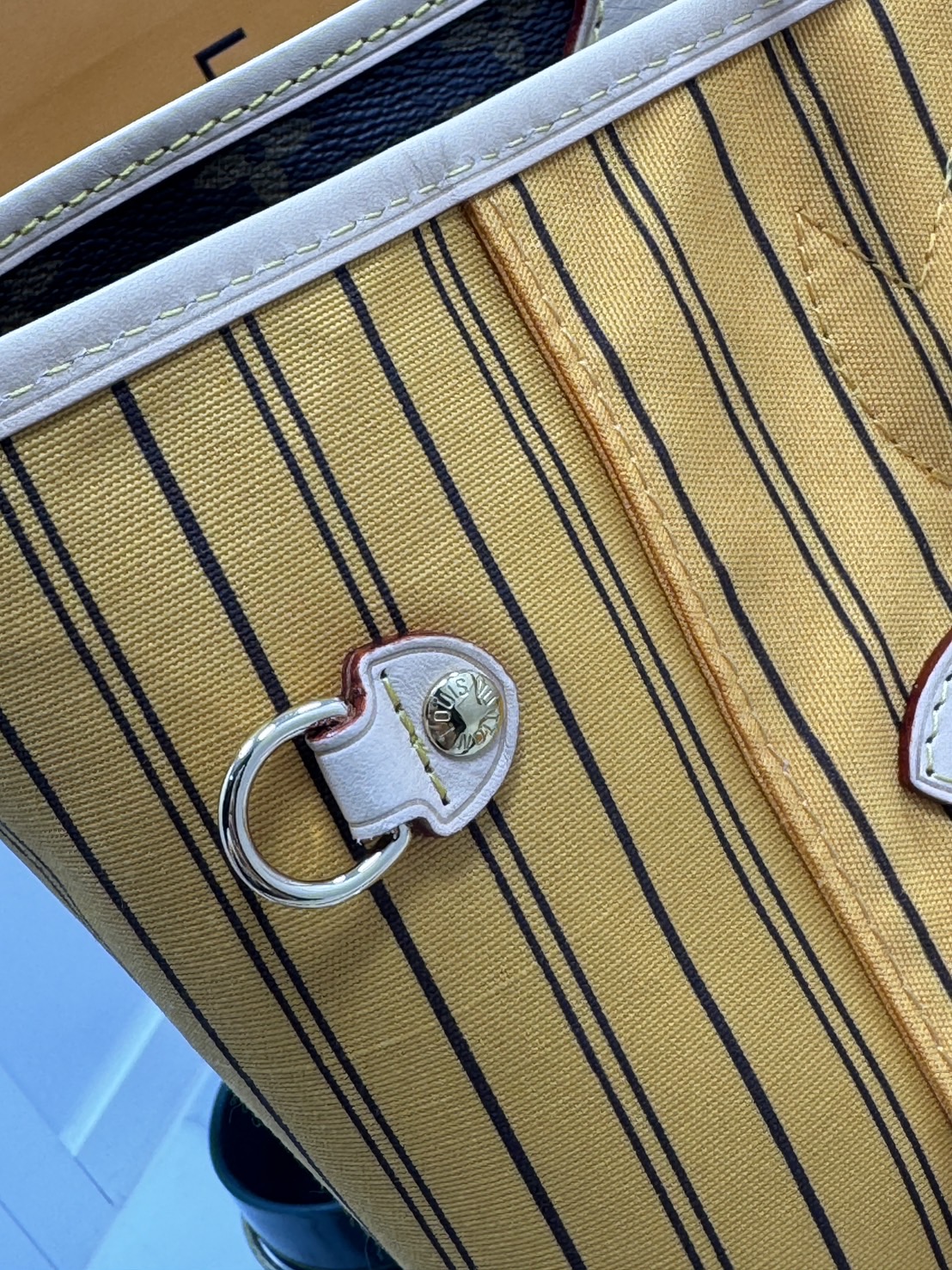 LV Neverfull Bandoulière Inside Out MM กระเป๋าทรงโท้ทรุ่นใหม่ล่าสุด ใช้ได้ 2 ด้าน ภายในสีสดใสมีชีวิตชีวา เป็นการรังสรรค์สุดท้าทายครั้งใหม่ของกระเป๋ารุ่นไอคอนิกจากหลุยส์ ที่สุดของความหรูหรา