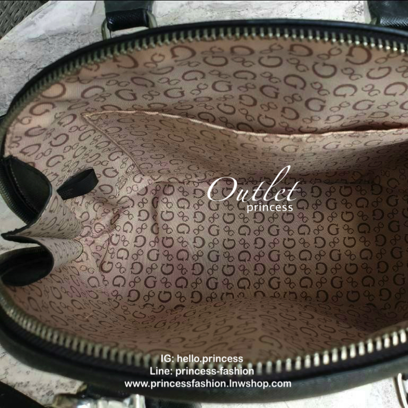 Guess Group Agata Dome Bag กระเป๋ารุ่นใหม่ล่าสุด!!! อวดไอเทมแสนเก๋กับกระเป๋าทรงโดม ทรงยอดนิยม สวยคลาสสิค สุดน่ารัก พิมพ์ลายรอบใบ วัสดุ Saffiano PU คุณภาพดี นิ่ม น้ำหนักเบา ด้านหน้าประดับด้วยโลโก้แบรนด์สวยโดดเด่น เปิดปิดด้วยซิปสะดวกใช้ ด้านในโล่งกว้างมีช่อ