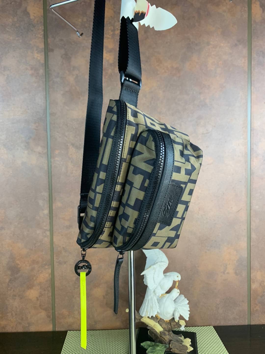 LONGCHAMP LE PLIAGE LGP BELT BAG M เท่ห์อย่างมีสไตล์กระเป๋าทรงคาดอกและคาดเอวดีไซน์แนวสปอร์ต เพิ่มความโดดเด่นทันสมัยด้วยลายซิกเนเจอร์ มีช่องซิปที่ใช้งานง่ายช่วยให้คุณหยิบใช้สิ่งของจำเป็นได้อย่างสะดวกและง่ายดาย และผสานสายรัดแบบปรับได้เข้ากับหัวเข็มขัดตัวล็อ