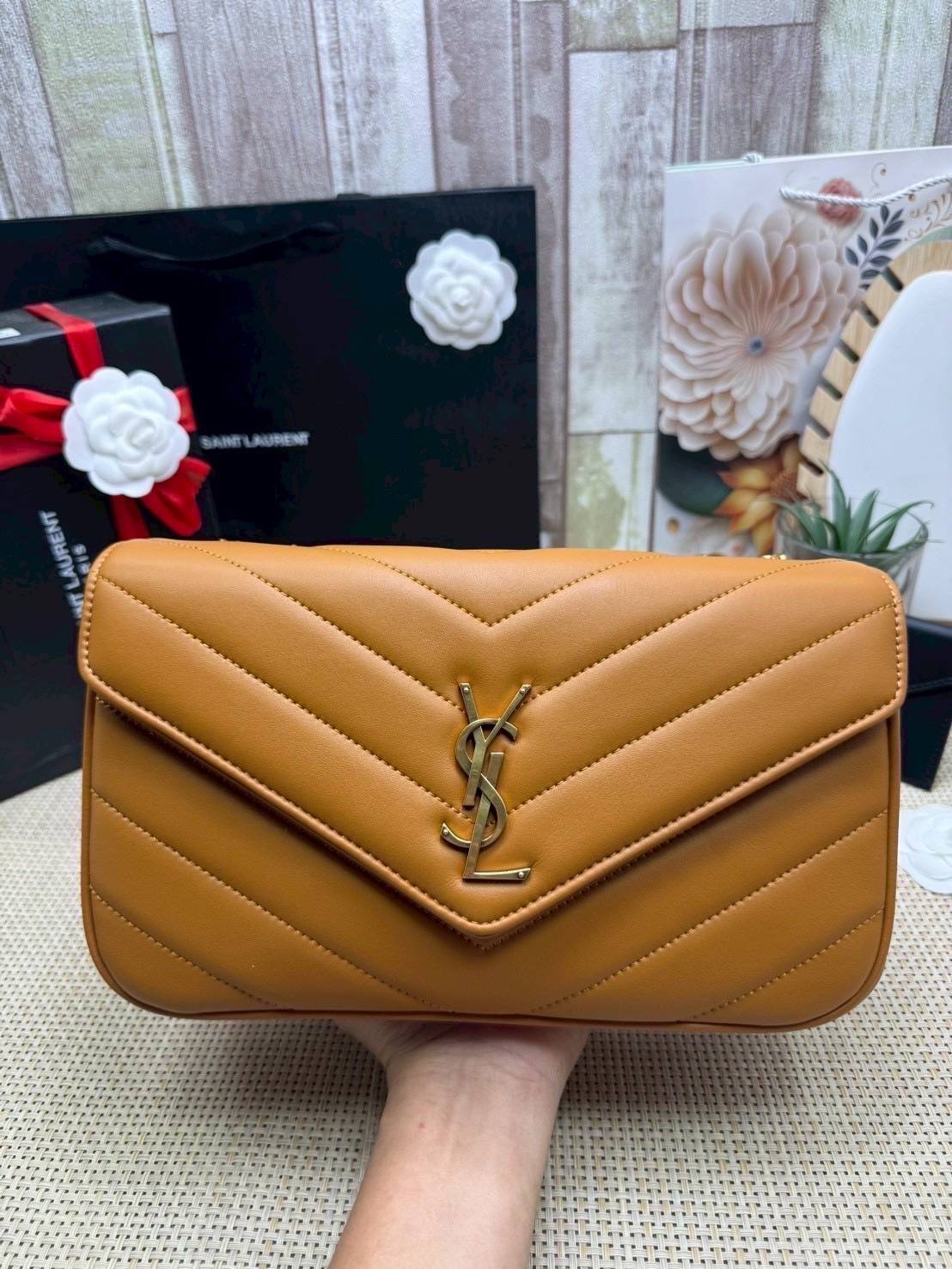 ORI หนังแท้ | 28cm YSL LOULOU medium in MATELASSÉ กระเป๋าสะพายสายโซ่าีทองหรูหรา งานหนังแท้เนื้อนุ่มตะเข็บเย็บลายเชฟรอนสวยหรูโดดเด่นเป็นเอกลักษณ์ 🤍 เกรดออริจินอล หนังแท้