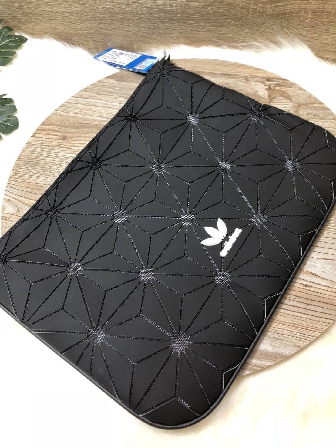 Adidas 3D SLEEVE ใส่โน๊ตบุคขนาด 12 นิ้วได้ ใบนี้หายาก สามารถถือเป็นคลัช ใส่ของพกพาสะดวก ใส่เครื่องสำอาง ได้มาจำนวนจำกัด รุ่นนี้ใส่ A4 ได้นะคะ