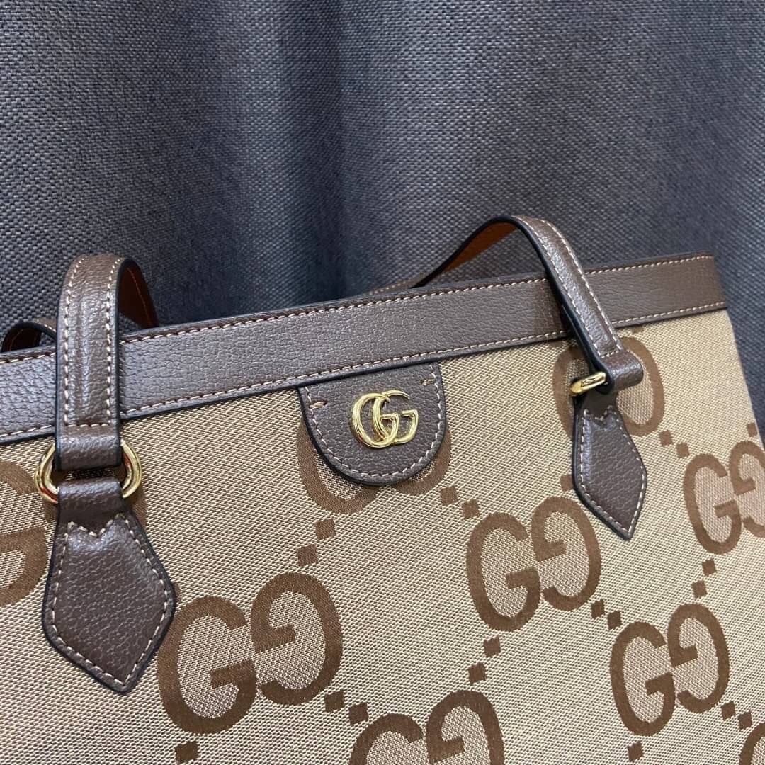 GUCCI jumbo GG medium tote / GUCCI Shopping Bag เกรดออริจินอล กระเป๋าสะพายทางโท้ทใบใหญ่ นำเสนอด้วยผ้าแคนวาส GG ซึ่งเป็นการเลียนแบบชื่อย่อของ Guccio Gucci ในขนาด Maxi ดีไซส์ร่วมสมัยลวดลาย GG โมโนแกรม ภาพถ่ายจากงานขายจริง ใช้งานต่างประเทศได้