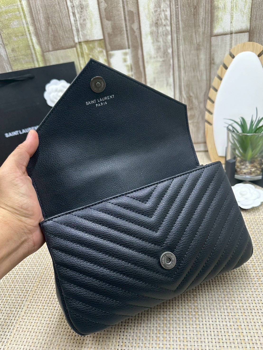 ORI หนังแท้ | YSL COLLEGE MEDIUM IN QUILTED LEATHER 25cm กระเป๋าสะพายทรงสวยสุดหรู ดูติดแกลมสุดๆ โดดเด่นด้วยโลโก้ด้านหน้า เพิ่มดีเทลความผู้ดี ไม่เคยผิดหวังจริงๆ!!