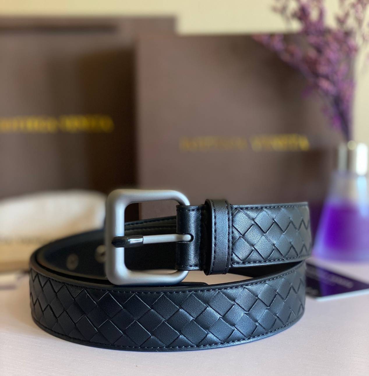 VIP 】♥️ BOTTEGA VENATA BELT เข็มขัดสุดหรูงานหนังแท้ ดีไซน์สุดคลาสสิคสไตล์ พร้อมส่ง 3 สี ภาพสินค้าถ่ายจากงานขายจริง สวยมากค่ะ หนังคุณภาพดีมาก เข้าได้กับทุกลุ๊คสไตล์การเเต่งตัว สวยหรูดูดีมีระดับ ไอเท็มนี้แนะนำเลยค่ะ!