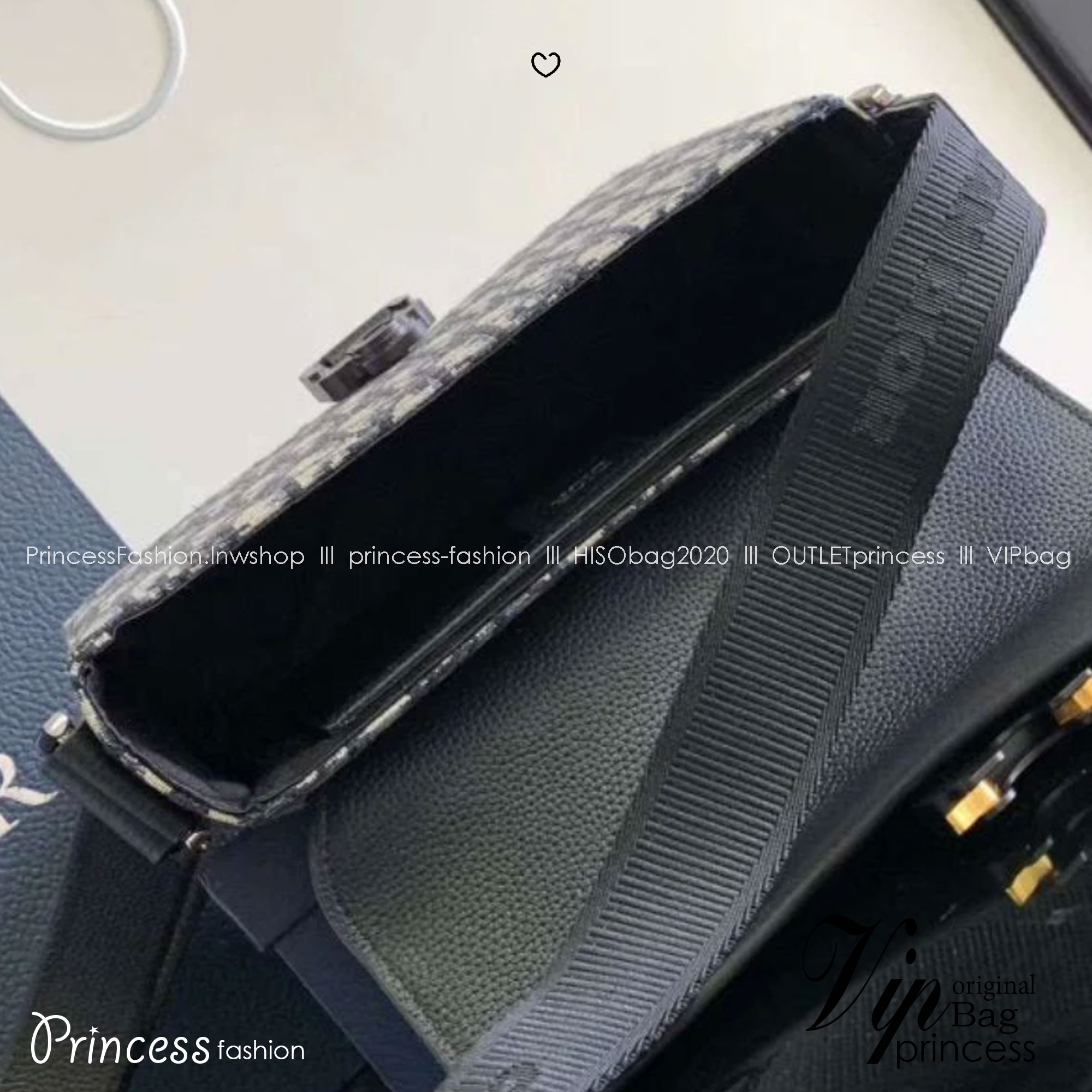Large DIOR Saddle Messenger Bag with Flap 30cm กระเป๋าทรงแมสเซ็นเจอร์รุ่นยอดนิยม ท่านชายควรมีมากค่า ใบใหญ่จุของได้เยอะ สวยหรูดูดีมีระดับ ต้องยกให้รุ่นนี้เลยค่ะ 🤍 เกรดท็อปออริ เกรดดีสุด