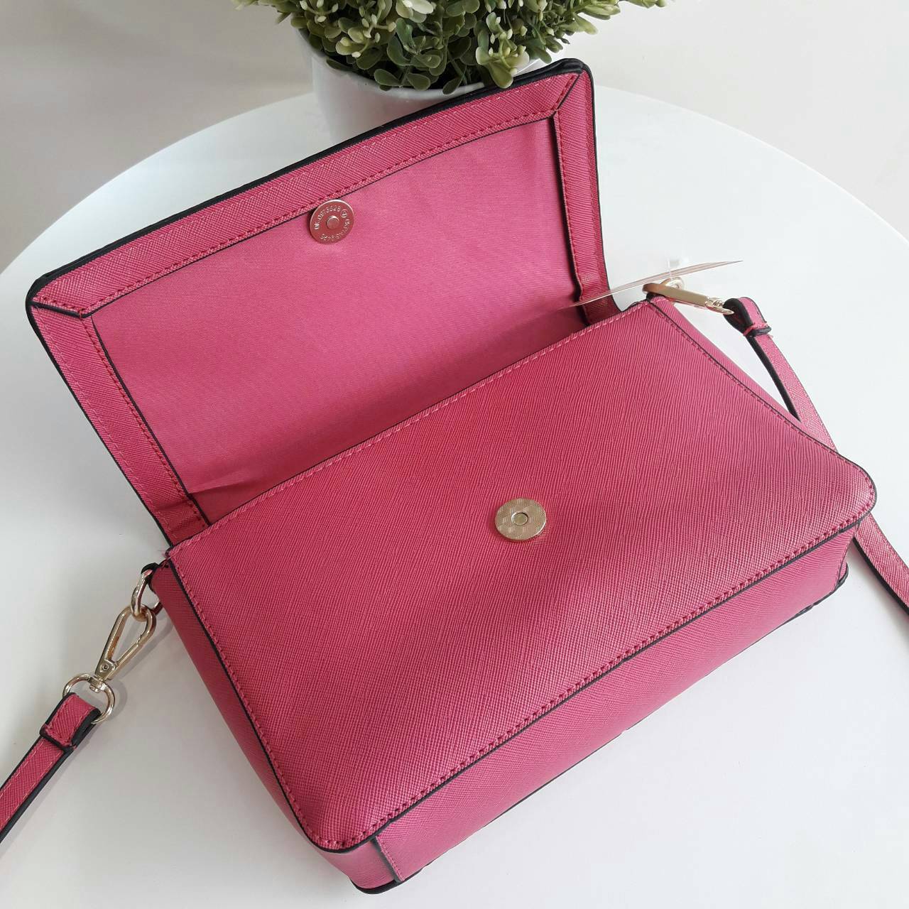 VICTORIA SECRET CLUTH & CROSSBODY BAG กระเป๋าสะพายข้าง แบบเรียบหรู วัสดุทำจากหนัง PU น้ำหนักเบา ด้านในมีช่องใส่ของหลักพร้อมช่องซิป ด้านหลังมีช่องเล็กอีก 1 ช่อง สายสะพายสามารถถอดออกหรือปรับระดับได้ ด้านในใส่กปต.ยาว + มือถือได้ทุกรุ่น ใบนี้แนะนำเลยค้า