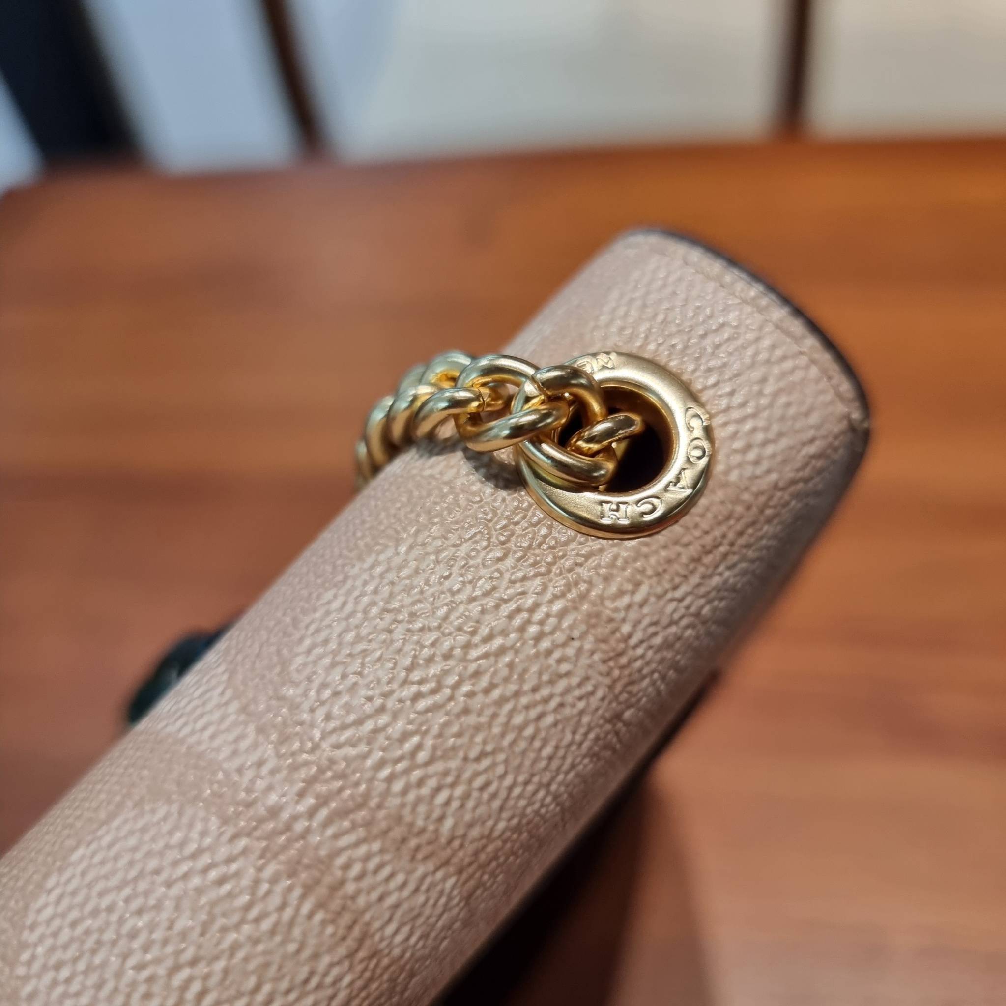 COACH F73486 NORTH/SOUTH PHONE CROSSBODY IN SIGNATURE CANVAS WITH FRUIT 🍒🍓🍋 แจกความสดใสกันอีกครั้ง!! กับกระเป๋าสะพายเอนกประสงค์ Case phone ใส่โทรศัพท์มือถือได้ทุกรุ่น ดีไซน์ลายผลไม้ฉ่ำๆ สวยมีเสน่ห์ 💖 วัสดุหนังแคนวาสคุณภาพ ฝ