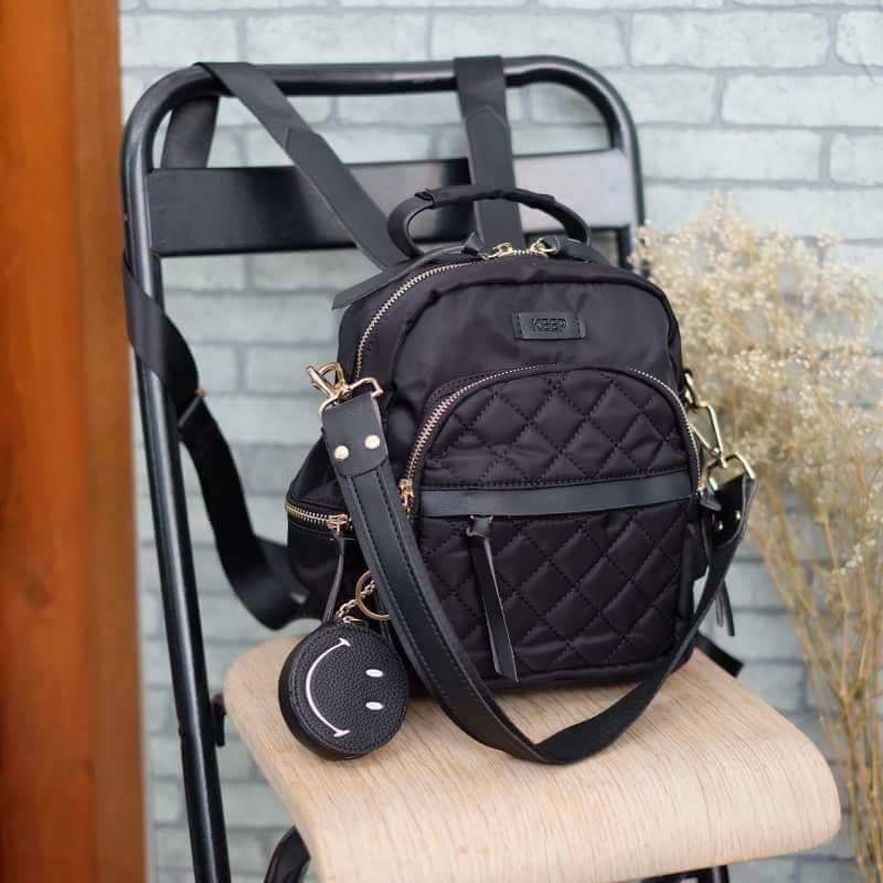 Keep Rouget Backpack กระเป๋าเป้ทรงน่ารักจากแบรนด์ ปรับสะพายได้หลายแบบ มาพร้อมพวงกุญแจ smile bag วัสดุจากผ้าไนล่อนเนื้อดี ตีลายตาราง น้ำหนักเบา ตัวกระเป๋ามีสายสั้น ให้เพิ่มอีก 1 สาย สำหรับสะพายไหล่ ขนาดกำลังดี ใส่กระเป๋าสตางค์ใบยาว, มือถือได้ทุกรุ่น มีช่อง