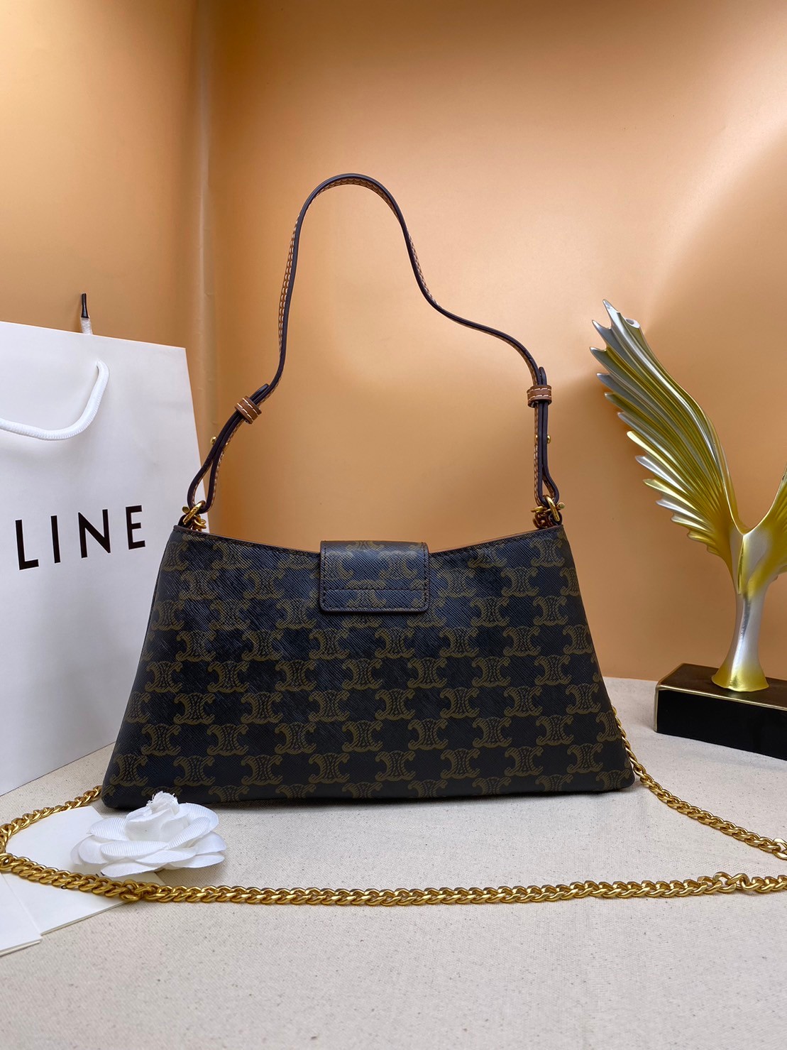 CELINE MEDIUM WILTERN BAG IN SMOOTH CALFSKIN / Celine hobo / Celine Bag พร้อมส่ง กระเป๋าถือ/สะพายโซ่อะไหล่ทองหรูหรา ทรงโฮโบ สวยผู้ดี ใช้งานง่าย โดดเด่นด้วยโลโก้สีทอง **สินค้าเกรดออริจินอล