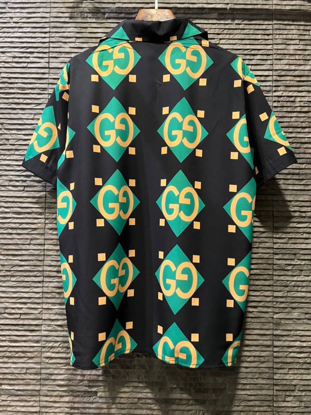 Gucci Geometric print bowling shirt / Gucci Men's Shirts / Gucci Shirts งานเกรดออริจินอล พิมพ์ลายคมชัด มีป้ายแท็กที่คอเสื้อทุกตัว พร้อมส่งที่ไทย ภาพสินค้าถ่ายจากงานขายจริง ใช้งานต่างประเทศได้