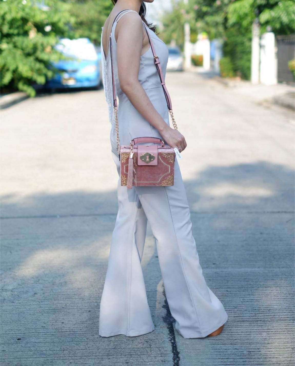 ALDO HARORTLAND BAG กระเป๋าทรง Box วัสดุผ้ากำมะหยี่แจ่งลาบฉลุสีทองสวยมากกกกกสุดๆ เปิดปิดด้วยกระดุมแม่เหล็ก เป็นลักษณะกล่อง เก๋ๆค่ะ ด้านในเป็นช่องโล่ง ใส่มือถือ กปต. เครื่องสำอางค์ จุได้เยอะค่ะ มาพร้อมสายยาว ปรับได้ 5 ระดับ และ พวงกุญแจพู่ ถอดได้ค่ะ แนะนำค