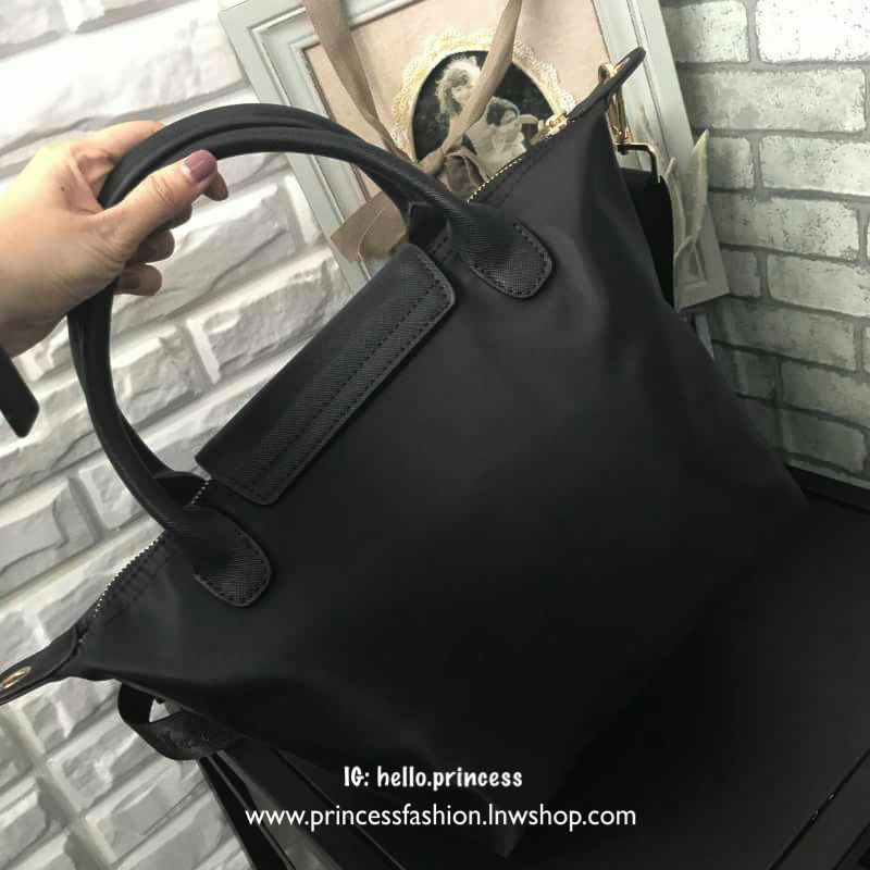 PRADA NYLON BAG WITH ZIP กระเป๋าถือหรือสะพายทรงสวย วัสดุ nylon เนื้อหนา ขนาดกำลังดี น้ำหนักเบา ดูแลรักษาง่าย เปิดปิดด้วยฝาปิด กระดุมแม่เหล็ก และช่องซิป ภายในกว้างใส่ iPad ได้ มีช่องซิป และช่องเล็ก บุผ้าเนื้อดีลายแบรนด์ อะไหล่ทอง สายสะพายยาวถอด ปรับได้ fre