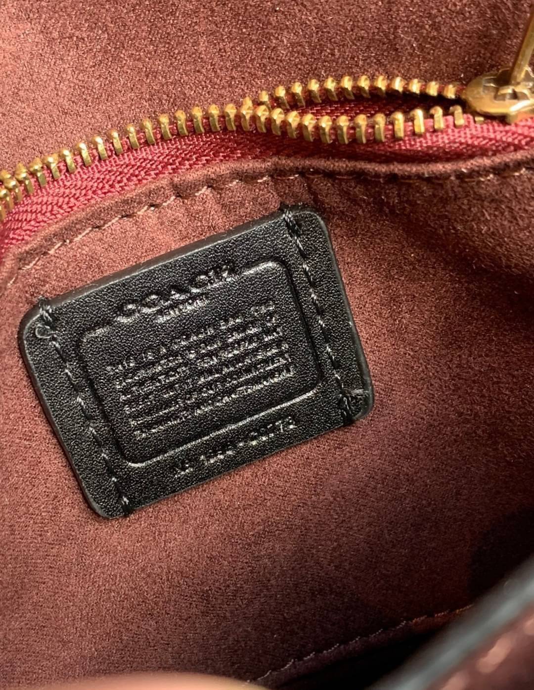 COACH TABBY TOP HANDLE 20 พร้อมส่งที่ไทยค่ะ! กระเป๋าหิ้ว//สะพายข้างได้ หนังแท้อย่างดี กหนึ่งใบทำหนังสองลายได้อย่างสวยงาม พร้อมโลโก้รุ่นใหม่ล่าสุดดูดีมากๆค่ะ เปิดปิดกระเป๋าแบบกดล็อค ภายในมีช่องหลักสองช่อง ใส่มือถือได้ทุกรุ่น;กระเป๋าเงินใบกลางได้;ของจำเป็นจ