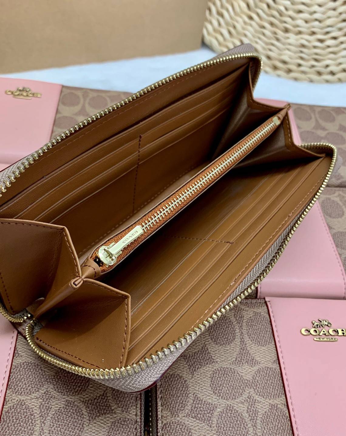 ของแท้ COACH ACCORDION ZIP WALLET ((31546)) กระเป๋าเงินใบยาว แบบซิปรอบ หนังแท้ ตัดหนังเรียบตรงกลางสวยงามค่ะ