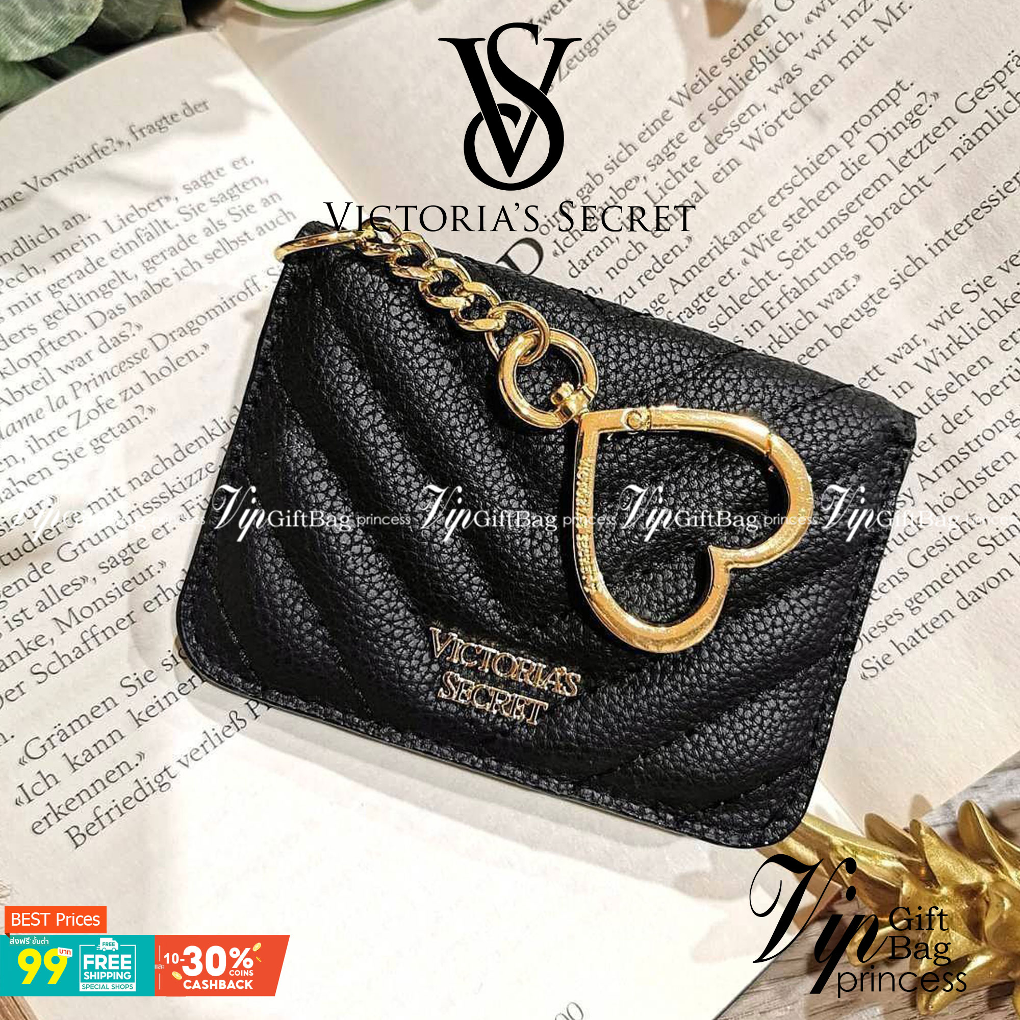 VIP 】พร้อมส่งความน่ารัก! NEW! VICTORIA'S SECRET MINI WALLET KEYCHAIN VIP GIFT WITH PURCHASE (GWP) จาก Victoria's Secret Factory วัสดุหนังคาร์เวียร์ขึ้นลายริ้วสวยอยู่ทรง ด้านหน้าประดับโลโก้แบรนด์อะไหล่ทองสวยหรูดูดี เปิดปิดด้วยกระดุม ภายในมีช่องใส