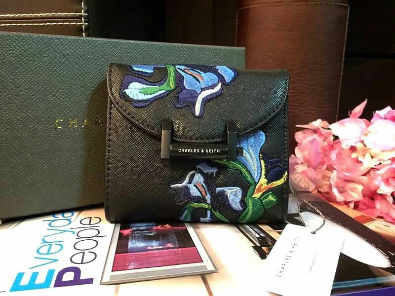 CHARLES &. KEITH Embroidery Short wallet BEST SELLER กระเป๋าสตางค์ใบสั้น 3 แบบพับ งานปัก ด้านหน้าสวยมาก เปิดปิดกระเป๋าแบบแม่เหล็ก ด้านในมี กระเป๋าซิป แยกออกมาใช้งานได้ มีช่องใส่นามบัตร และ ช่องใส่ธนบัตรค่ะ
