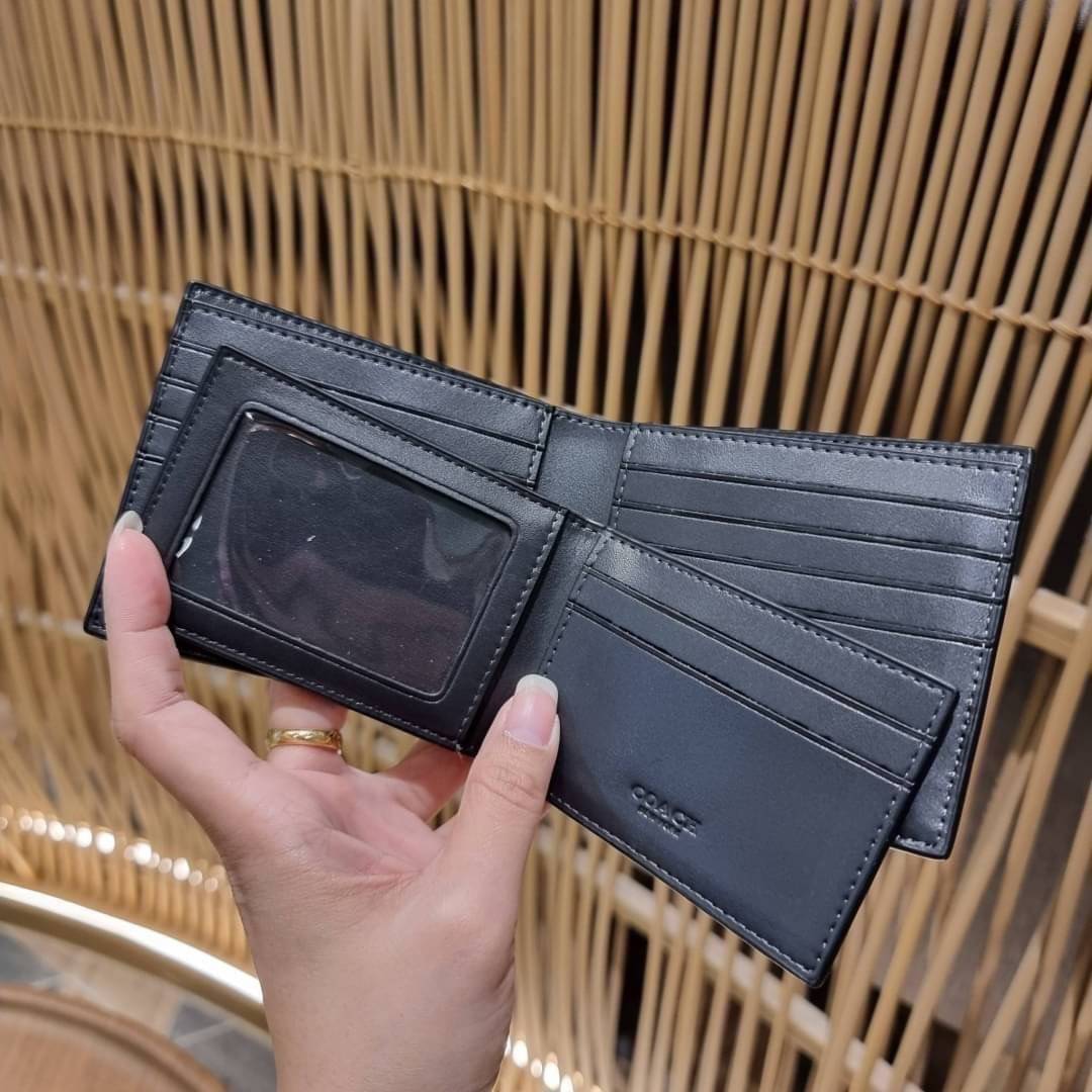 COACH DOUBLE BILLFOLD WALLET IN SIGNATURE CANVAS WITH WOLF MOTIF F31522 WITH GRAFFITI F37333 น้องชายสุดหล่อมาแล้ววว!! 😎 กระเป๋าสตางค์ใบสั้น เอาใจหนุ่มๆ ดีไซน์รูปหมาป่า สุดเท่ ด้านในกระเป๋าเป็นหนังแท้ มีช่องใส่บัตรเยอะ ใส่ธนบัตรได้ทุกชนิด และมี kee