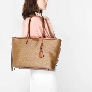 Charles & Keith Black Textured Tote Bag ฮอตฮิตตลอดกาลสำหรับรุ่นนี้ รุ่นยอดนิยม!! มากี่รอบกี่รอบก็ขายดี ใครไม่มีรุ่นนี้ติดตู้ไว้ถือว่าเชยมาก(!!) กระเป๋าสะพายทรง Shopping bag ใบใหญ่จุของได้ใจ น้ำหนักเบา โดดเด่นด้วย Textured วัสดุสานรอบใบ ตัดขอบหนัง สวยอยู่ท