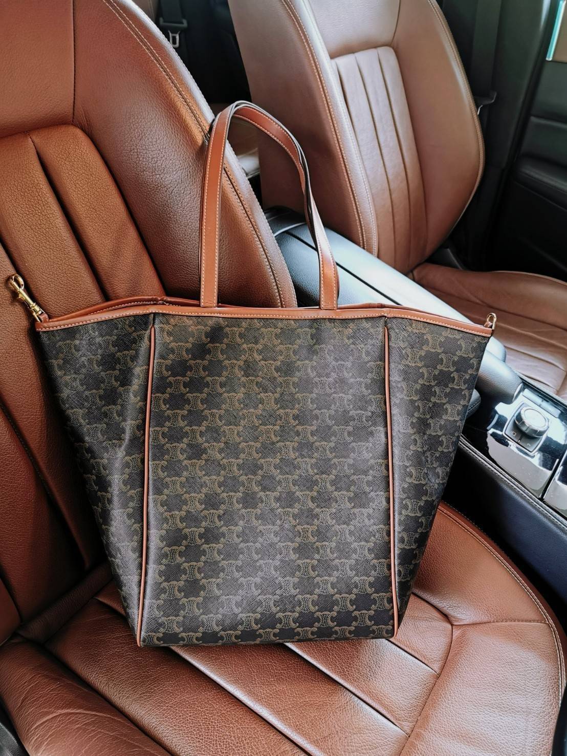 พรีเมี่ยมกิ๊ฟแท้ 100% 】CELINE SHOPPING BAG VIP GIFT WITH PURCHASE (GWP) กระเป๋าสะพายพรีเมี่ยมกิ๊ฟ Limited จาก CELINE HAUTEPARFUME DUTY FREE วัสดุ TRIOMPHE CANVAS หนังสวยอยู่ทรงกันน้ำในดีไซน์ทรง TOTE สวยหรูคลาสสิคไม่มีเอ้าท์