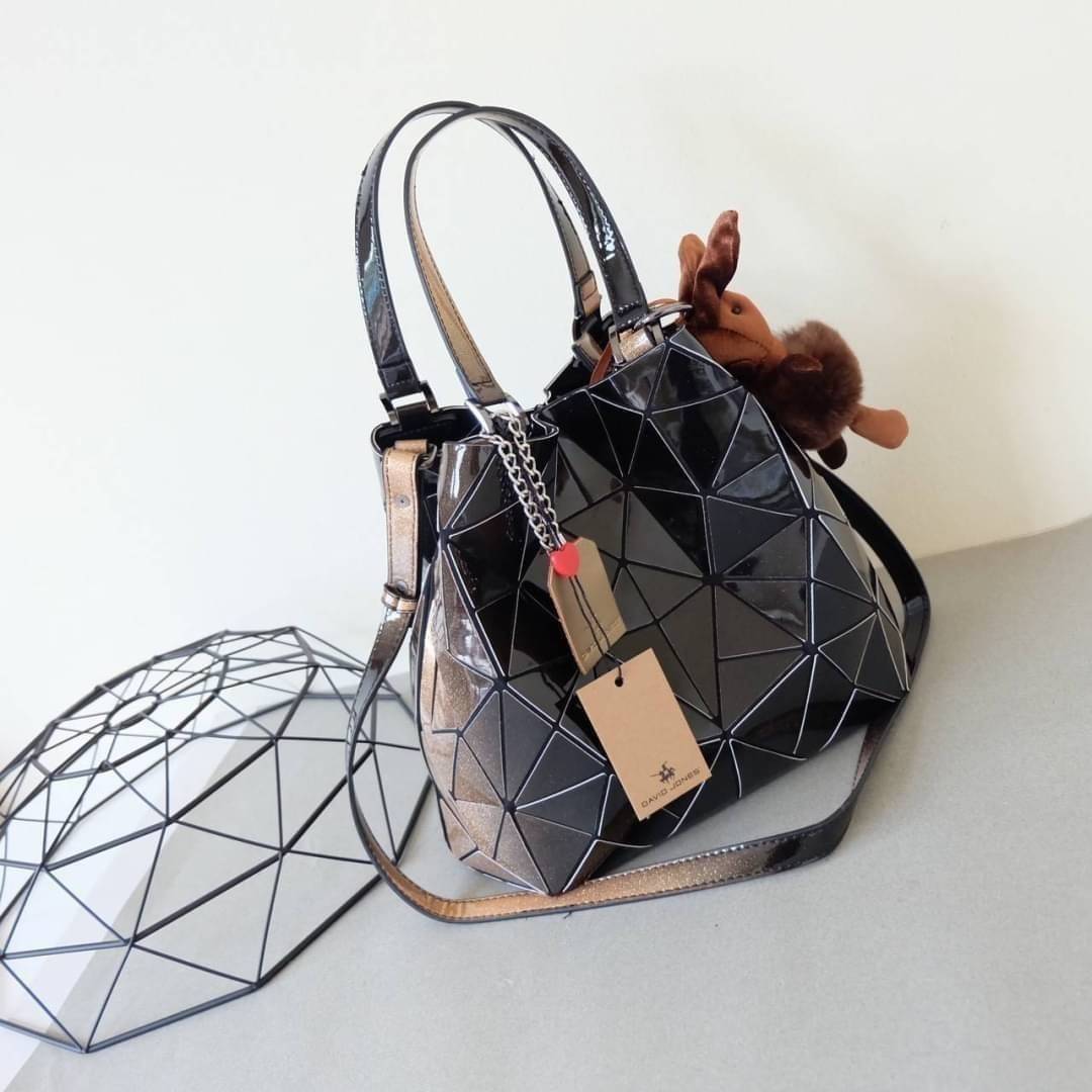 David Jones กระเป๋าสะพายข้างดีไซน์เกร๋มาก สีสวยหรูมาก ขนาดกะลังดีเลย น้ำหนังเบามากคะ ภายในมีช่องเก็บของจุกจิกได้ ฟรีตุ๊กตากระต่ายDV