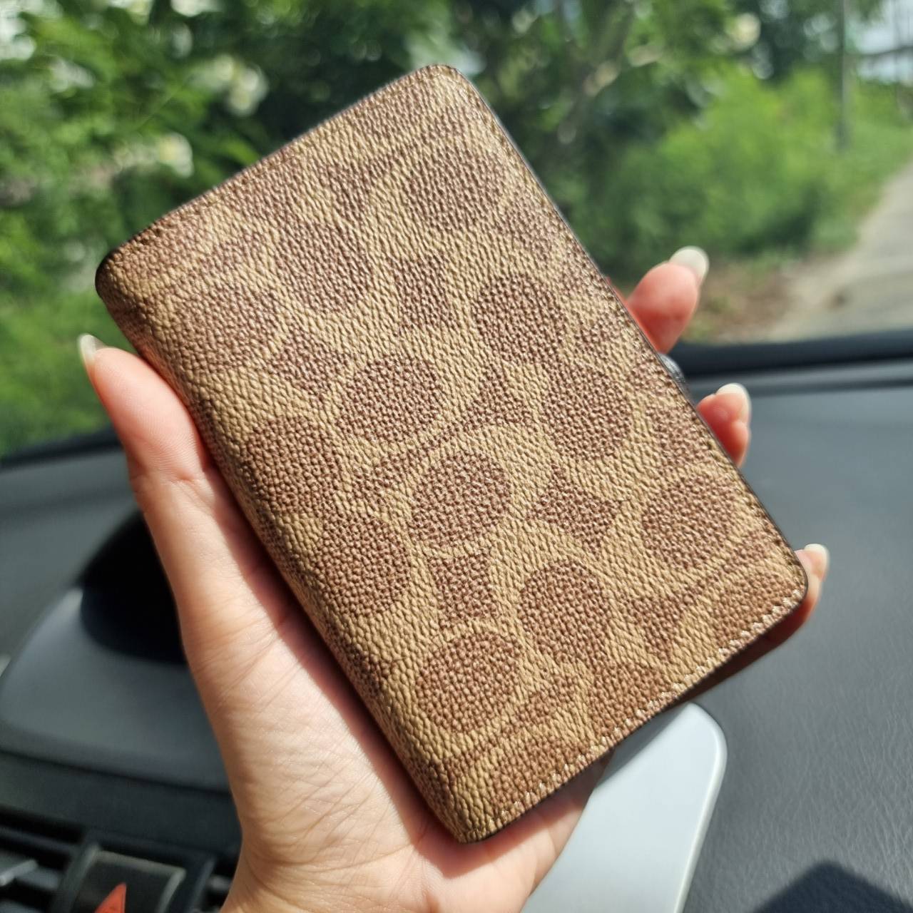 COACH F33034 MEDIUM CORNER ZIP WALLET IN COLORBLOCK SIGNATURE CANVAS กระเป๋าสตางค์ใบกลาง 👛 ขนาดกำลังเหมาะมือ วัสดุหนังแคนวาส ดูแลรักษาง่าย มีช่องใส่บัตรและธนบัตรครบ และช่องซิปแยกไว้ใส่เหรียญ สวยคลาคสิคแบบนี้เหมาะส่งต่อเป็นของขวัญที่สุดจ้า