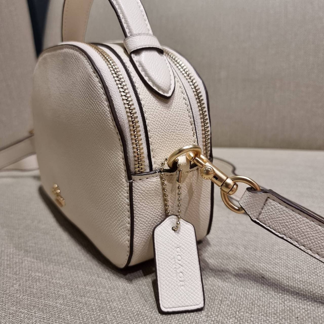 COACH 1589 SERENA SATCHEL กระเป๋าสะพายคอลเลคชั่นยอดฮิต ดีไซน์ลุคผู้ดี ต้องยกให้น้องใบนี้เลย!! จัดสีคุณหนูมาให้ สวยตาแตก!! วัสดุหนัง crossgrain ทนทาน เปิด-ปิดด้วยซิป 2 ช่องหลัก ภายในเป็นช่องโล่ง เก็บของได้แบบสบายๆ ใส่มือถือได้ทุกรุ่น สามารถหยิบไปแมทช์ได้ง่