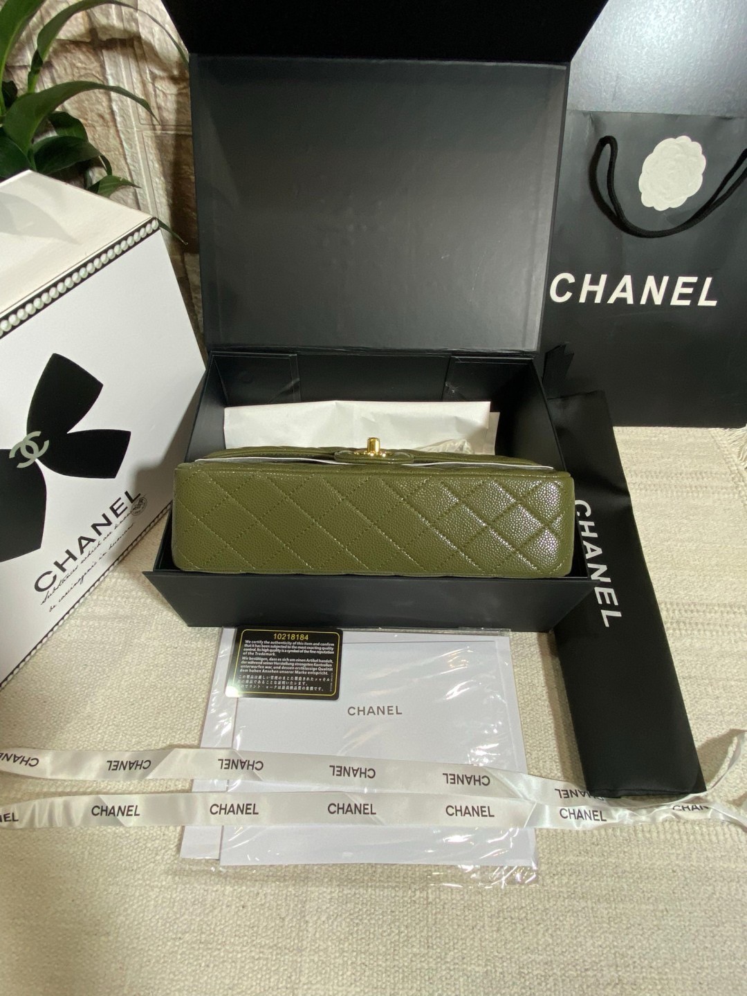 CHANEL Classic Medium Flap Bag กระเป๋าสะพายคลาสสิกรุ่นยอดนิยมตลอดกาล ดีไซน์เรียบหรูหราขับผิว งานหนังแท้สวยมาก มีอะไหล่เงินและทอง สุดยอดเดอะเบสท์ไอเท็ม