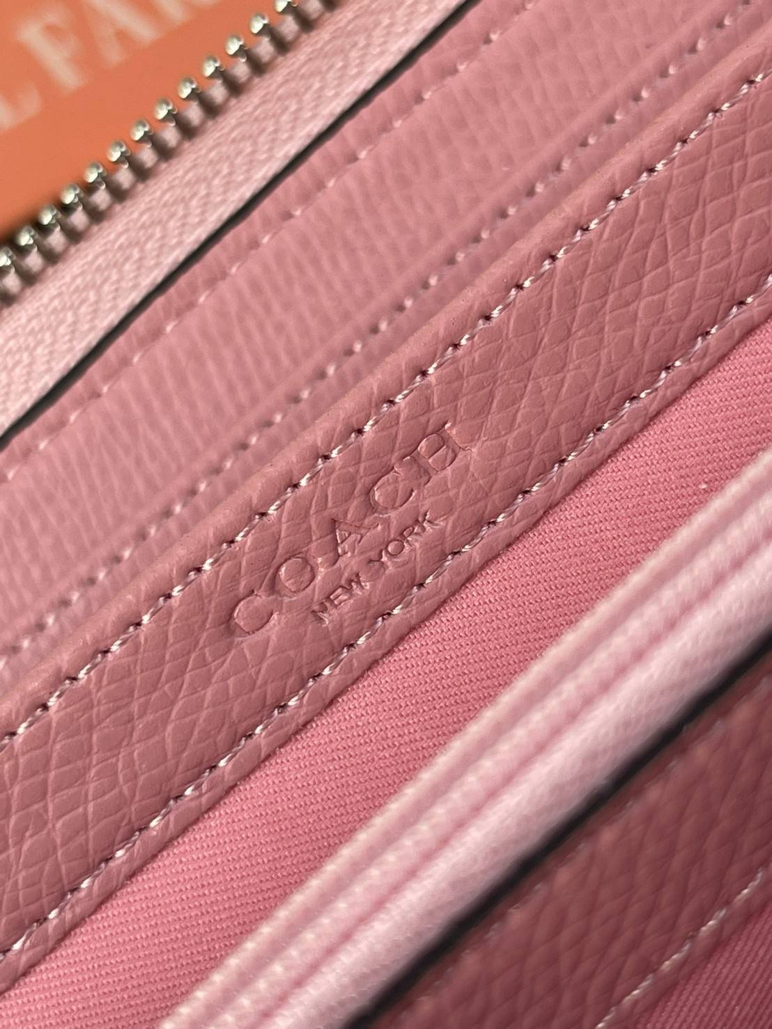 COACH F54630 ACCORDION ZIP WALLET IN SIGNATURE เป็นกระเป๋าสตางค์ที่เหมาะกับการใช้งาน นอกจากเพิ่มความมั่นใจแล้ว ยังทำให้ชีวิตของเราง่ายขึ้นอีกด้วย โดยการเปิดปิดแบบซิปรอบ สามารถใส่ธนบัตร เหรียญ บัตรต่างๆได้หลายใบเลยทีเดียว ขนาดของกระเป๋าสามารถถือแทนกระเป๋าค