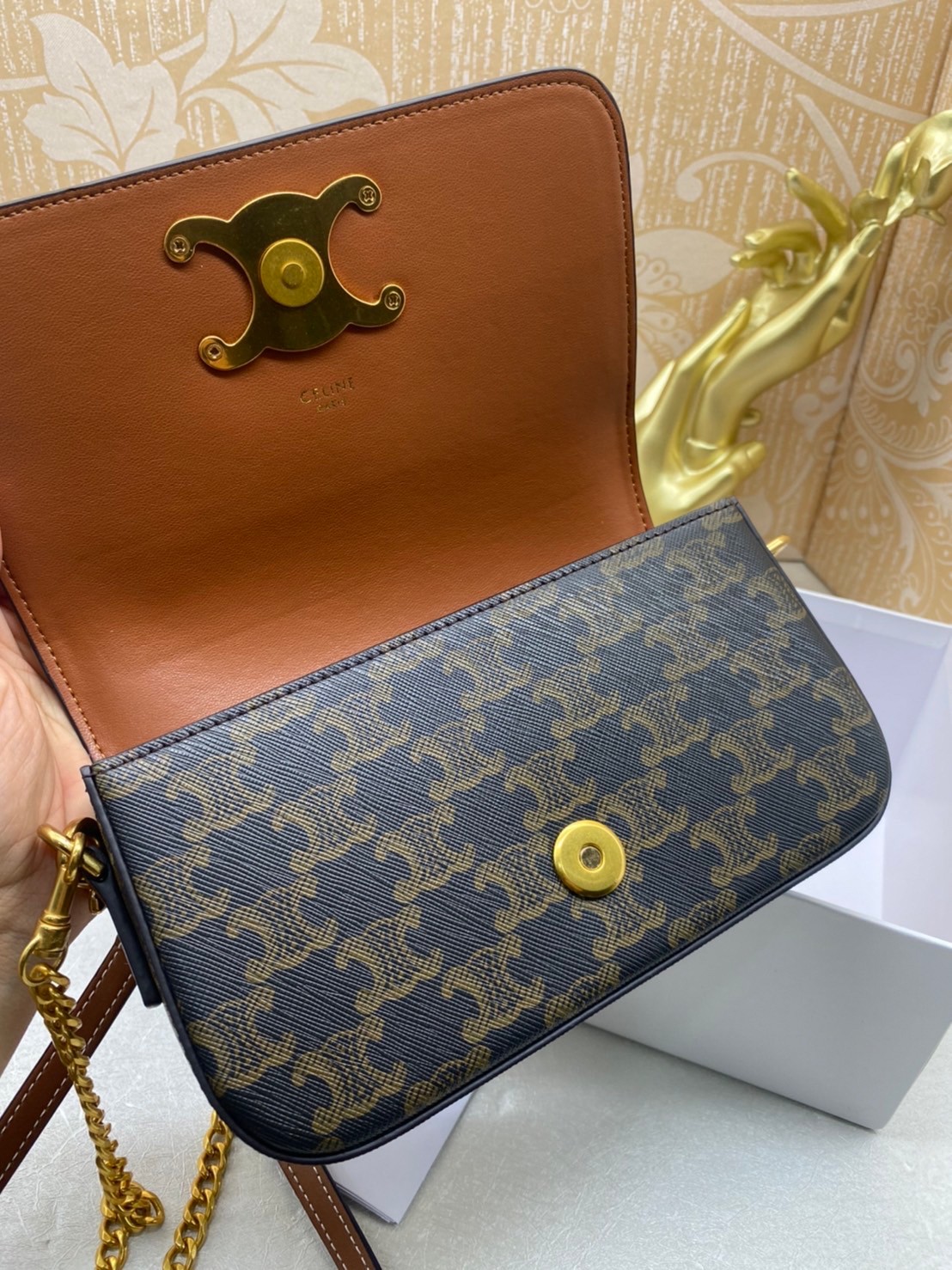 20cm CELINE SHOULDER BAG TRAPEZE IN SHINY CALFSKIN / CELINE POCHETTE BAG / CELINE TRIOMPHE BAG small รุ่นใหม่ล่าสุด ไม่มีไม่ได้เลยกับไอเท็มสุดคลาสสิค กระเป๋าสะพาย ทรงพอชสวยอยู่ทรง ดูดี ดูแพง สายถอดได้ ใช้งานสะดวก