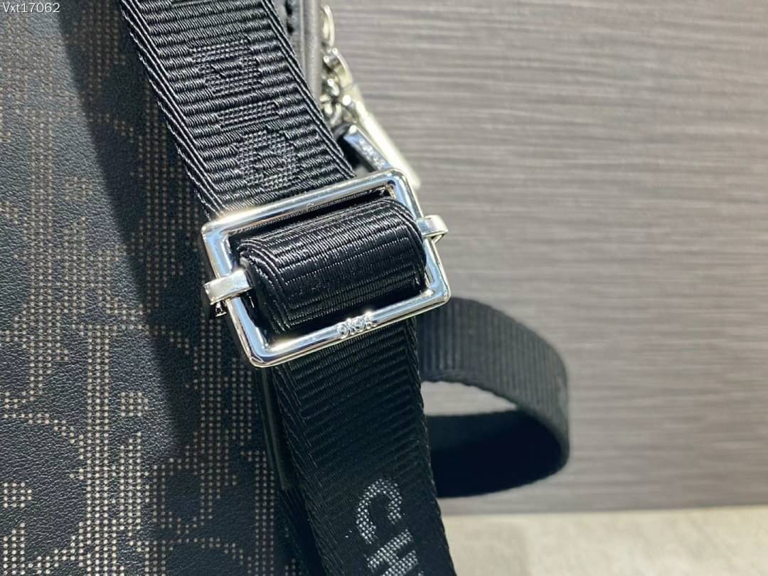 Dior World Tour Vertical / DIOR WORLD TOUR OBLIQUE GALAXY LEATHER MESSENGER POUCH BAG / Dior Pouch With Strap Oblique Galaxy Calfskin เกรดเทพออริจินอล หนังแท้ ภาพถ่ายจากสินค้าจริง ใช้งานต่างประเทศได้