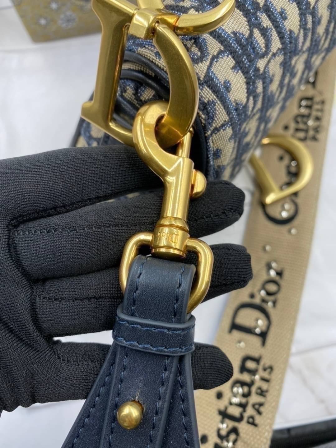 หนังแท้ DIOR SADDLE BAG Oblique Embroidery / Dior saddle with strap กระเป๋ารุ่นยอดนิยมตามแบบฉบับแบรนด์ งานทอลายคมชัด ใช้งานได้ 2 แบบ สะพายยาว CROSSBODY และสายสั้นถือได้เก๋ๆ ลุคนี้คูลสุดๆ เลยค่าา ภาพถ่ายจากสินค้าจริง! สวยมาก พร้อมส่งที่ไทยราคาสุดคุ้ม สาวๆ 