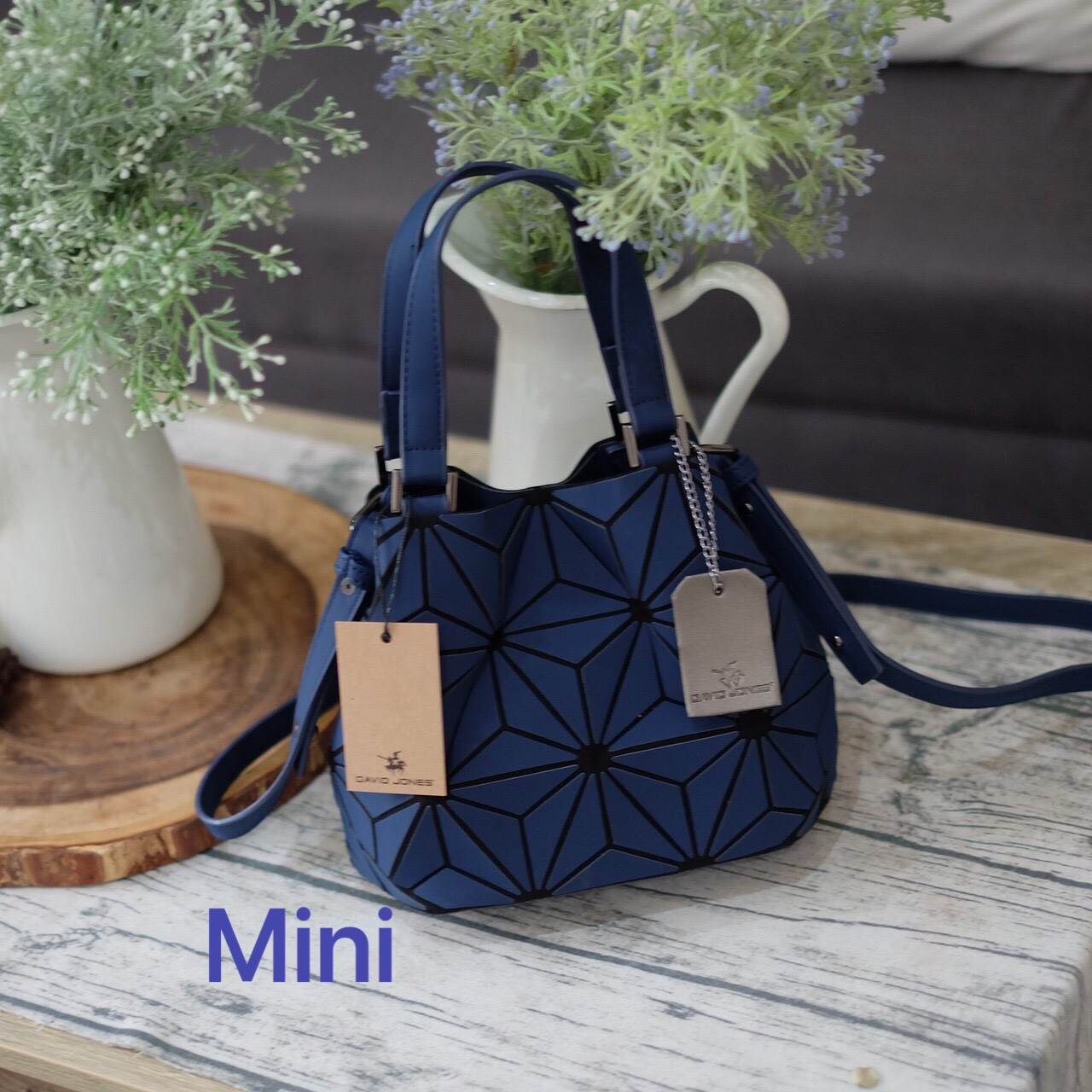 New Collection ka ' Matte Color ' ✨✨ สีด้าน มีให้เลือกถึง 4 สี 🍭🍭แถมยังลาย Limited edition หายาก 👍ปรับทรงได้ 2 แบบ น่ารักมาก จากแบรนด์ David Jones กระเป๋าสะพายข้างดีไซน์เกร๋มาก สีสวยหรูมาก ขนาดกะลังดีเลย น้ำ