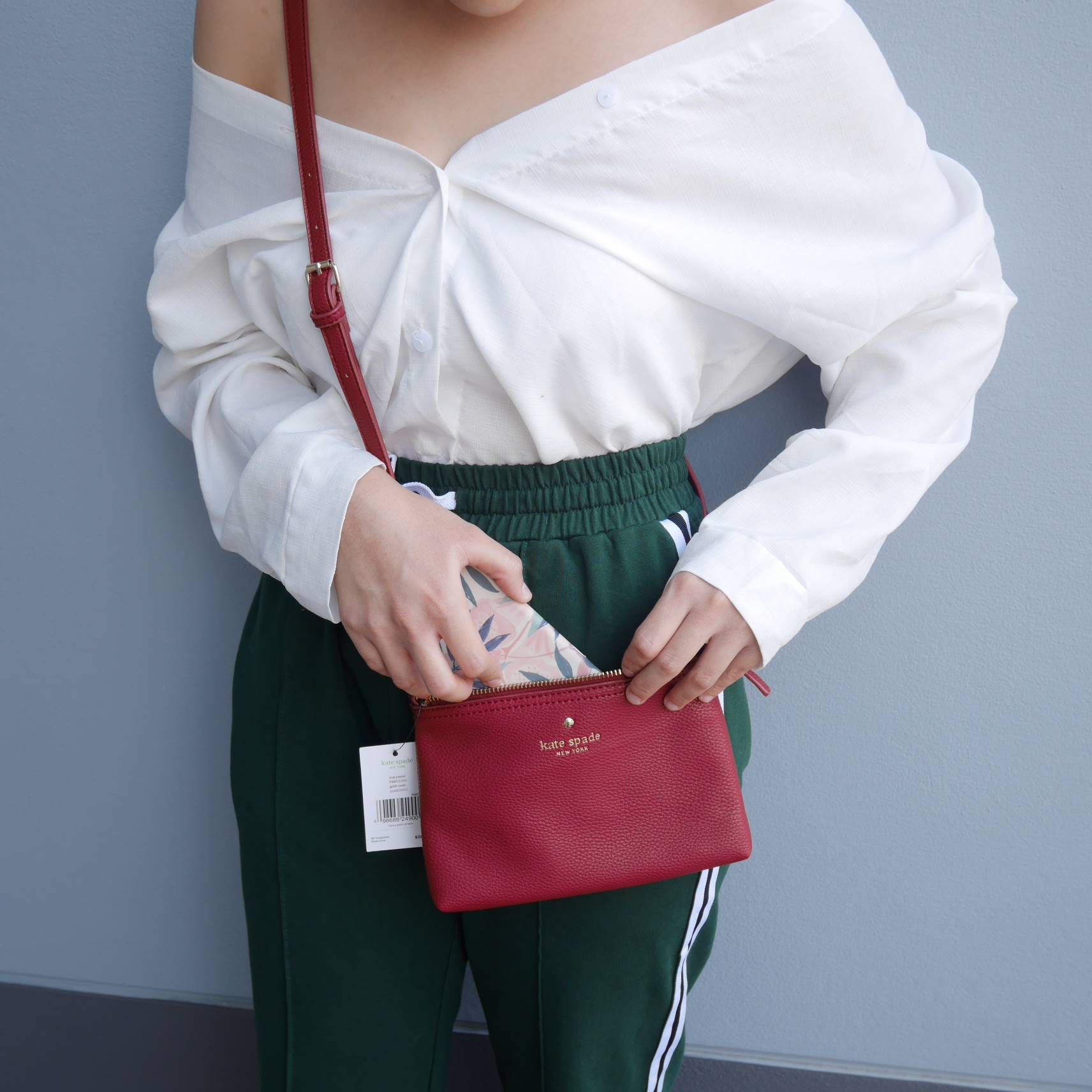 KATE SPADE NEW YORK กระเป๋าสะพายขนาดเล็ก หนังนิ๊มนิ่ม เปิดปิดด้วยซิป มีที่จับหนังเก็ๆ ด้านในมีช่องซิป+ช่องใส่ของจุกจิก ใส่กปต.สั้น + มือถือได้ทุกรุ่น น้ำหนักเบา สายพะพายปรับได้แบบเข็มขัด สะพายชิวๆ Minimal look น่ารักมากๆค่ะ