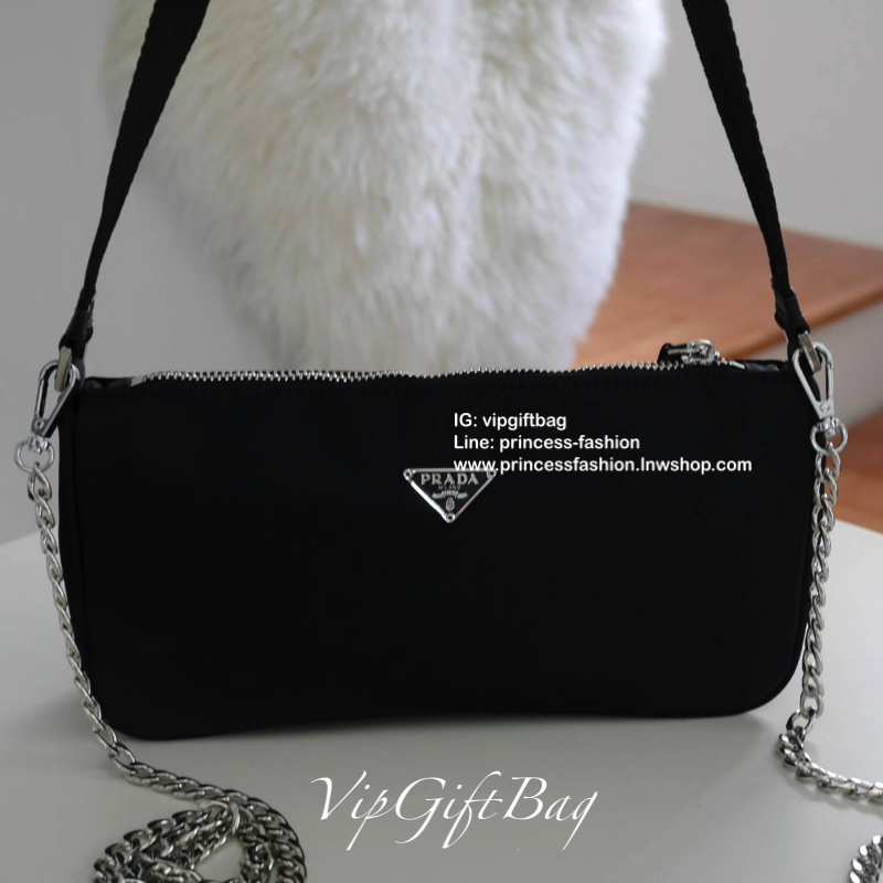 รุ่นใหม่ จากแบรนด์ Prada Crossbody *มีมาให้ถึง2สาย สายผ้าติดกับตัวกระเป๋า และสายยาวโซ่เงิน ด้านหน้ามีโลโก้แบรนด์สวยหรู เปิดปิดด้วยซิป อะไหล่สีเงินทั้งใบ ด้านในบุด้วยผ้าลายแบรนด์ มีโลโก้แบรนด์ ด้านในใส่ของได้เยอะคะ ใส่กระเป๋าตังยาว เครื่องสำอางค์