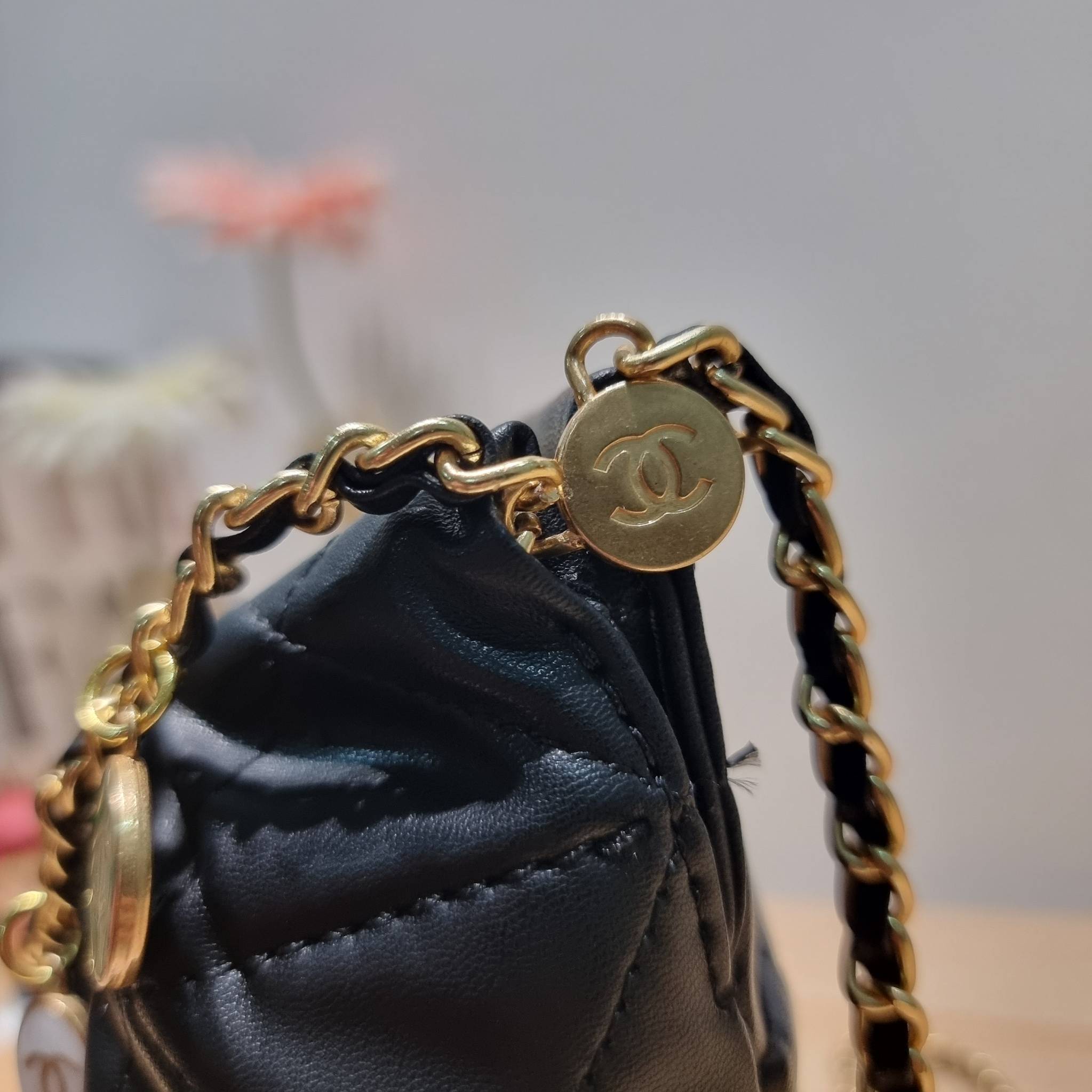 Chanel 23P mini bucket bag น่ารักมากๆ กับกระเป๋าสะพายไซส์มินิ ที่ปล่อยผ่านไม่ได้จริง ดีไซน์สายโซ่คล้องแขนตกแต่งอะไหล่ห้อยเพิ่มมูลค่า และยังตกแต่งโลโก้สวยเด่น